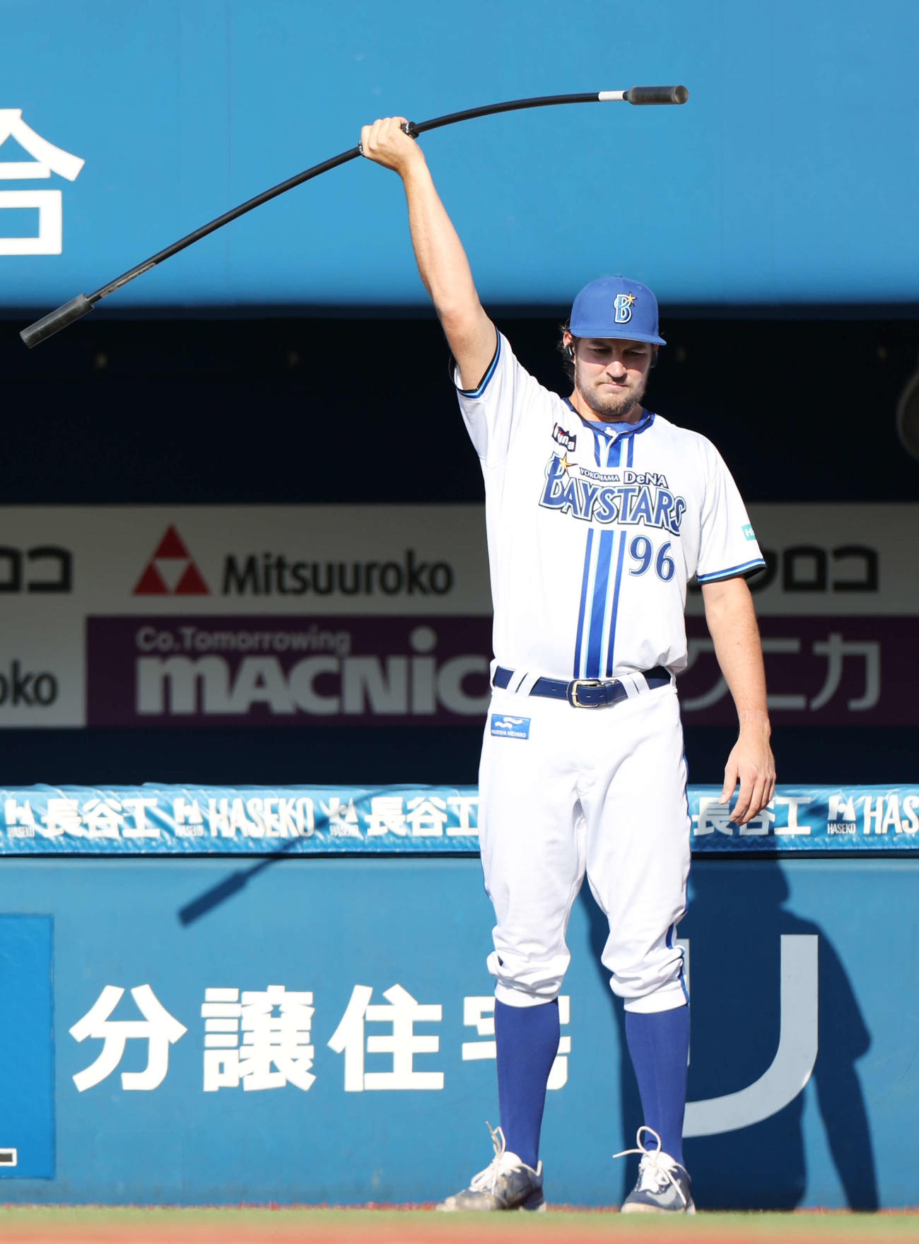 DeNA対広島　試合前、ウオーミングアップするDeNAバウアー（撮影・宮地輝）