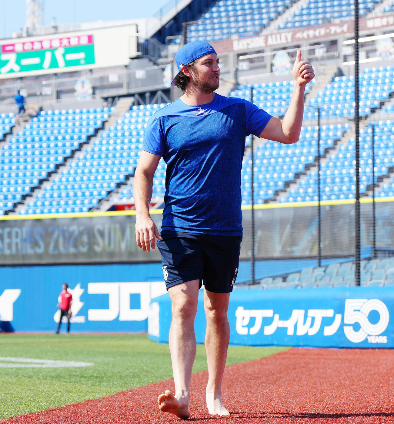 DeNA対広島　試合前、炎天下の中、グラウンドをはだしで歩くDeNAバウアー（撮影・江口和貴）