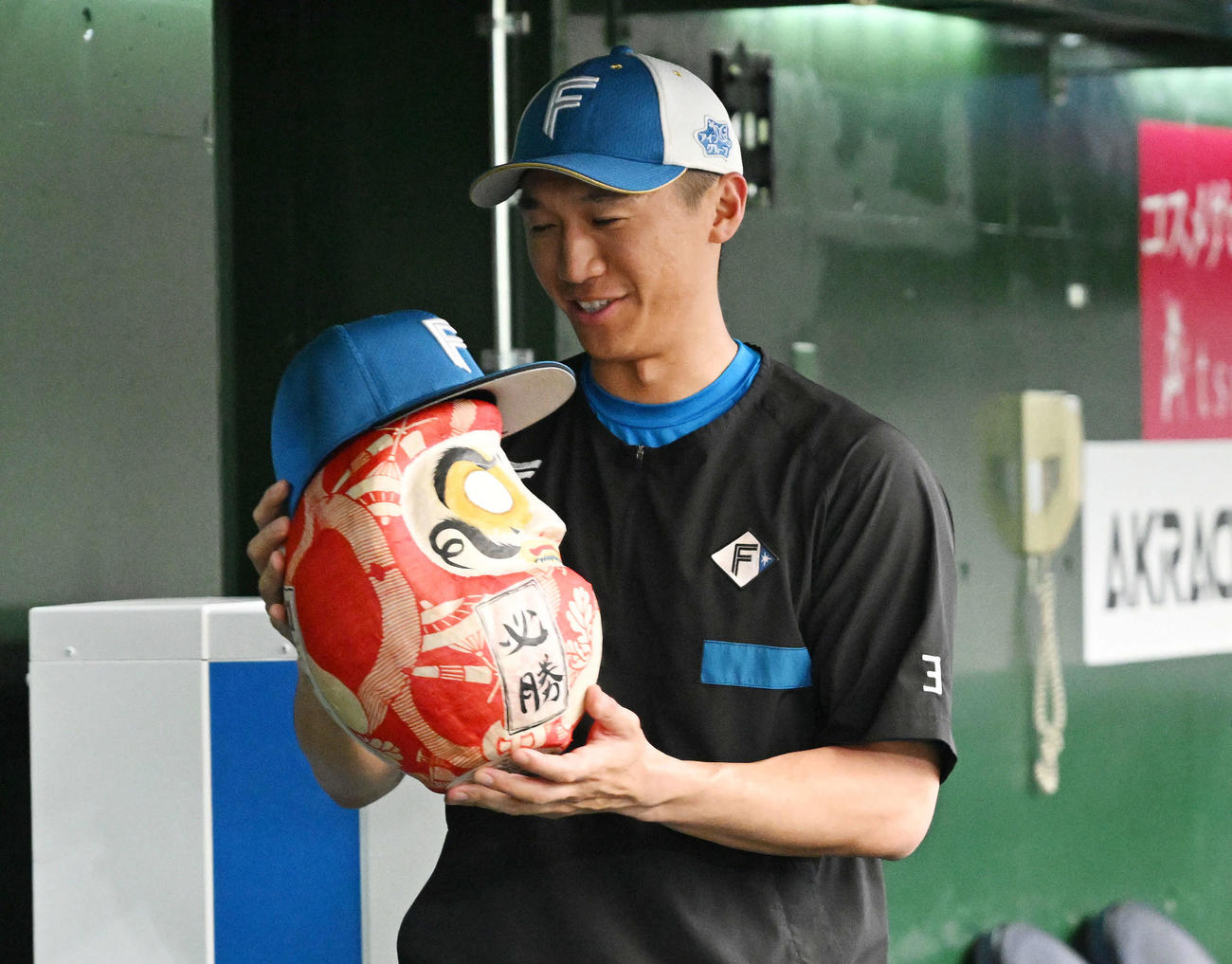 西武対日本ハム　試合前練習でだるまを手に笑顔の日本ハム加藤豪（撮影・滝沢徹郎）