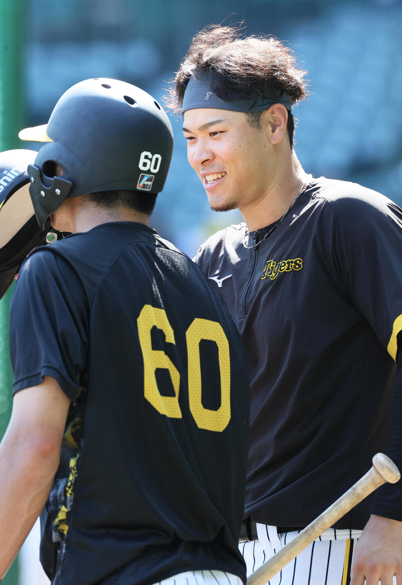 阪神対中日　試合前の練習で笑顔を見せる佐藤輝（撮影・上山淳一）
