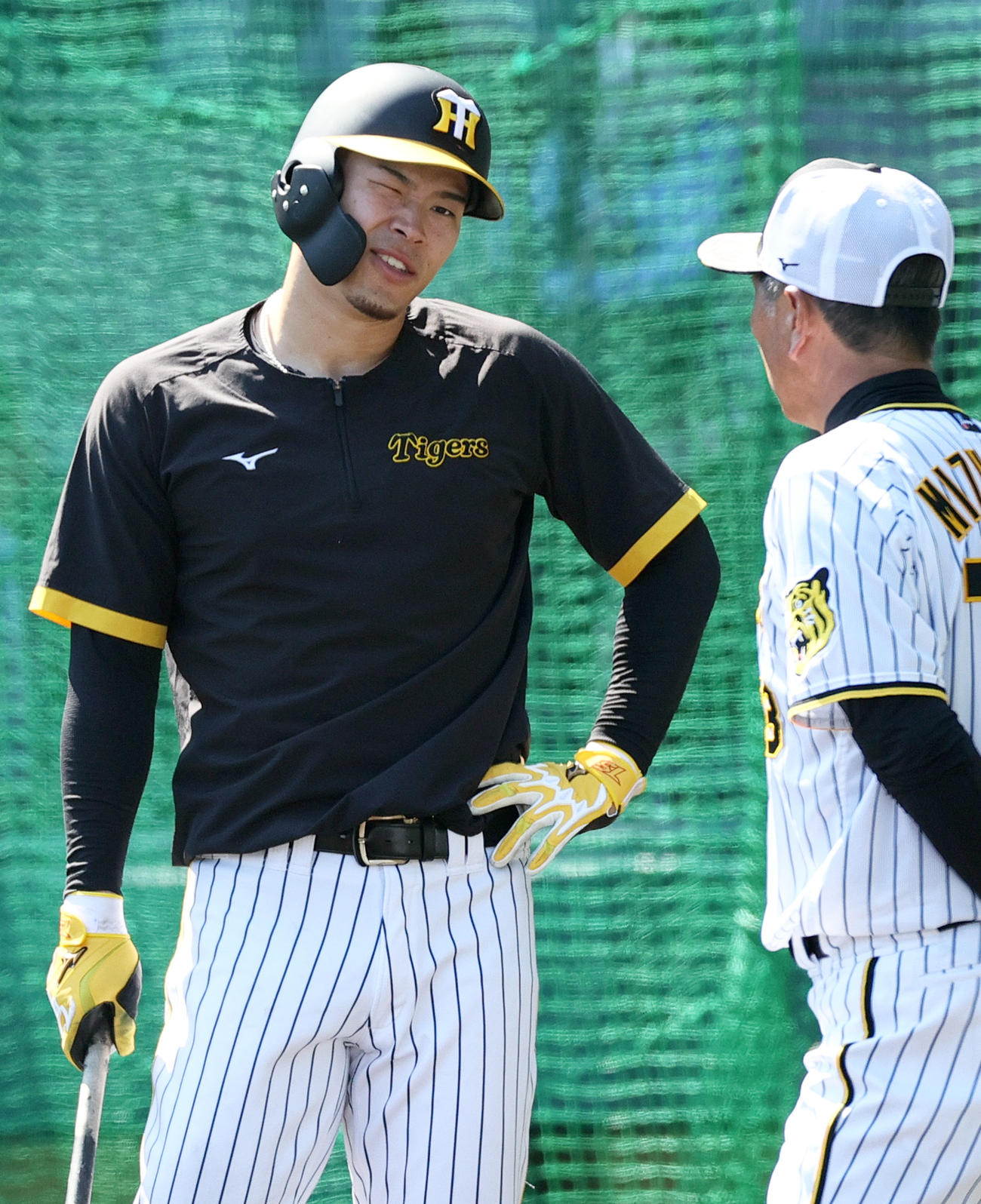 阪神対中日　試合前の練習で阪神水口打撃コーチ（右）と話す佐藤輝（撮影・上山淳一）