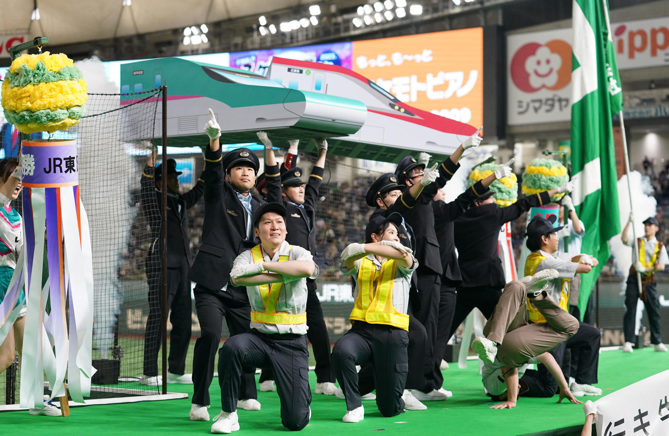 JR東日本東北対日本生命　会場を盛り上げるJR東日本東北応援団（撮影・横山健太）