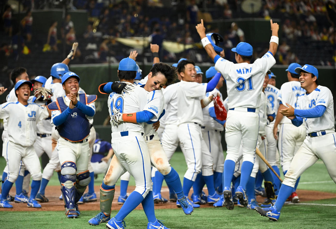 東京ガス対JR四国　タイブレークの末、東京ガスを下し歓喜する近藤（手前）らJR四国ナイン（撮影・横山健太）