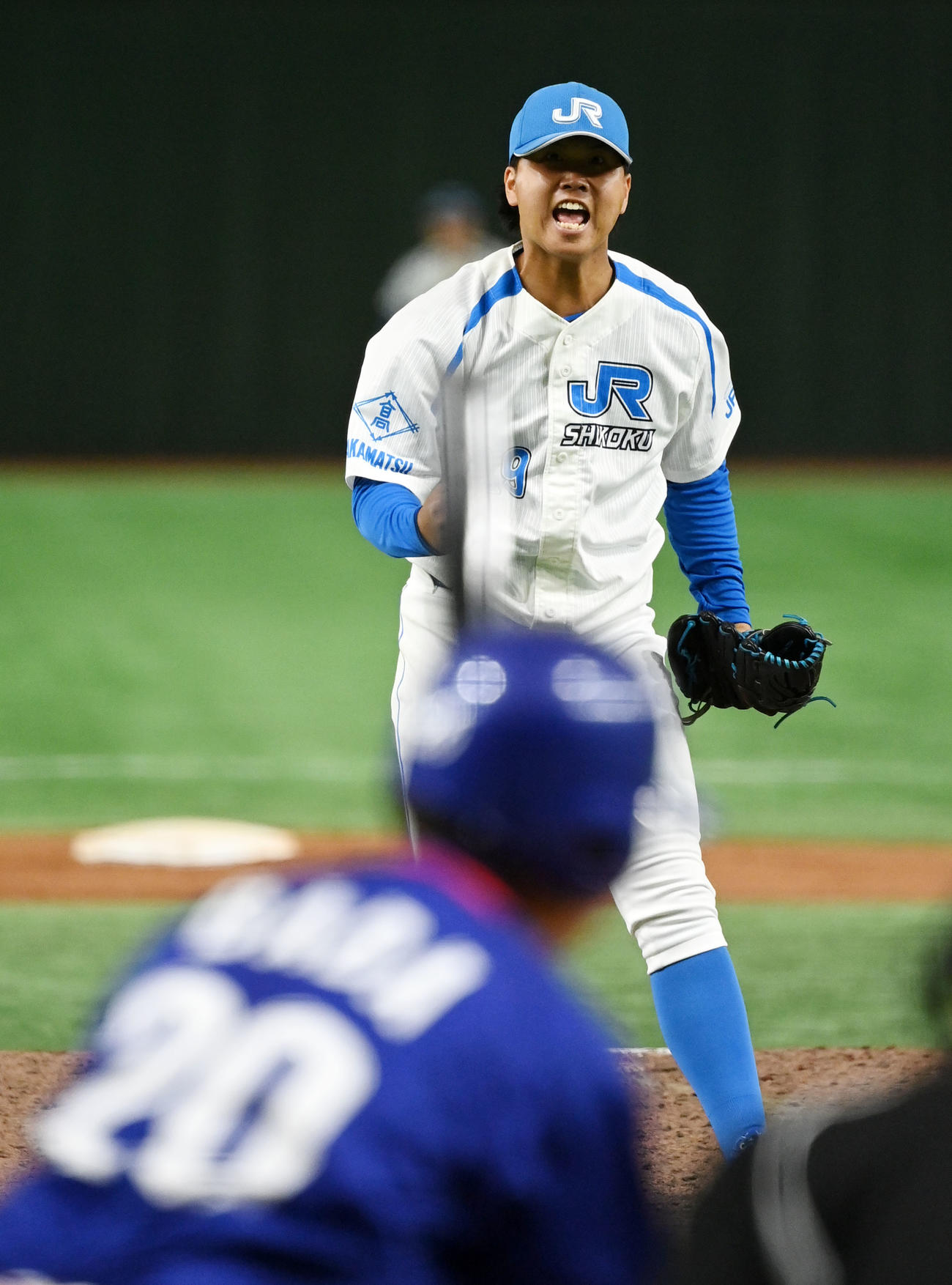 東京ガス対JR四国　9回表東京ガス無死、馬場を三振に仕留めほえる近藤（撮影・横山健太）