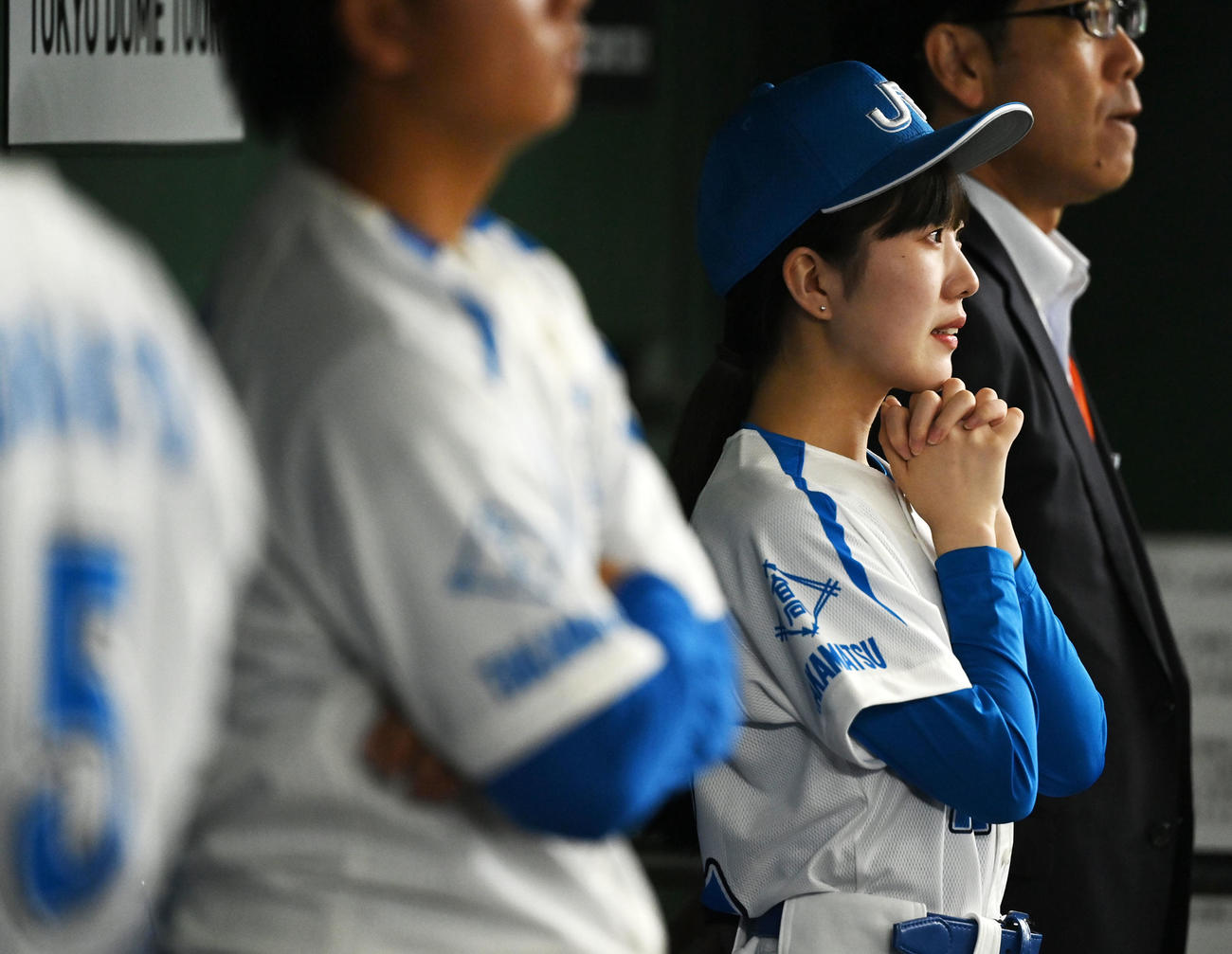 東京ガス対JR四国　ベンチでチームの勝利を願うJR四国のダイヤモンド◇サポーター（撮影・横山健太）