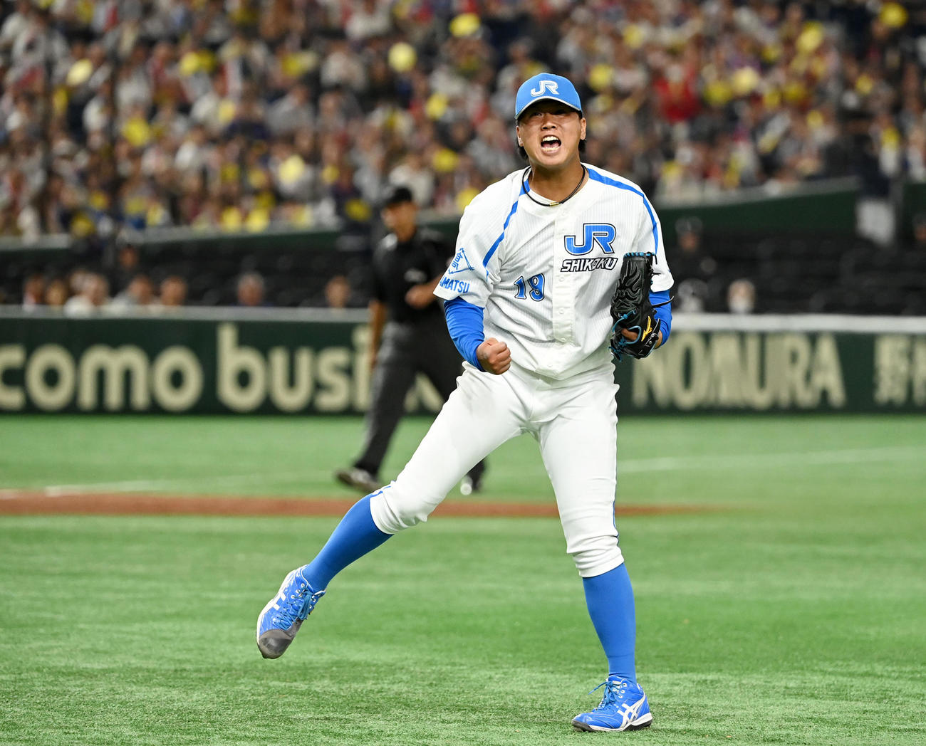 第94回都市対抗野球　東京ガス対JR四国　10回表タイブレークを無失点に抑えほえるJR四国・近藤（撮影・横山健太）