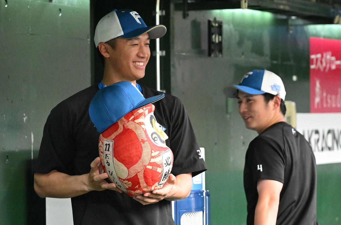 西武対日本ハム　試合前練習でだるまを手に笑顔の日本ハム加藤豪（撮影・滝沢徹郎）