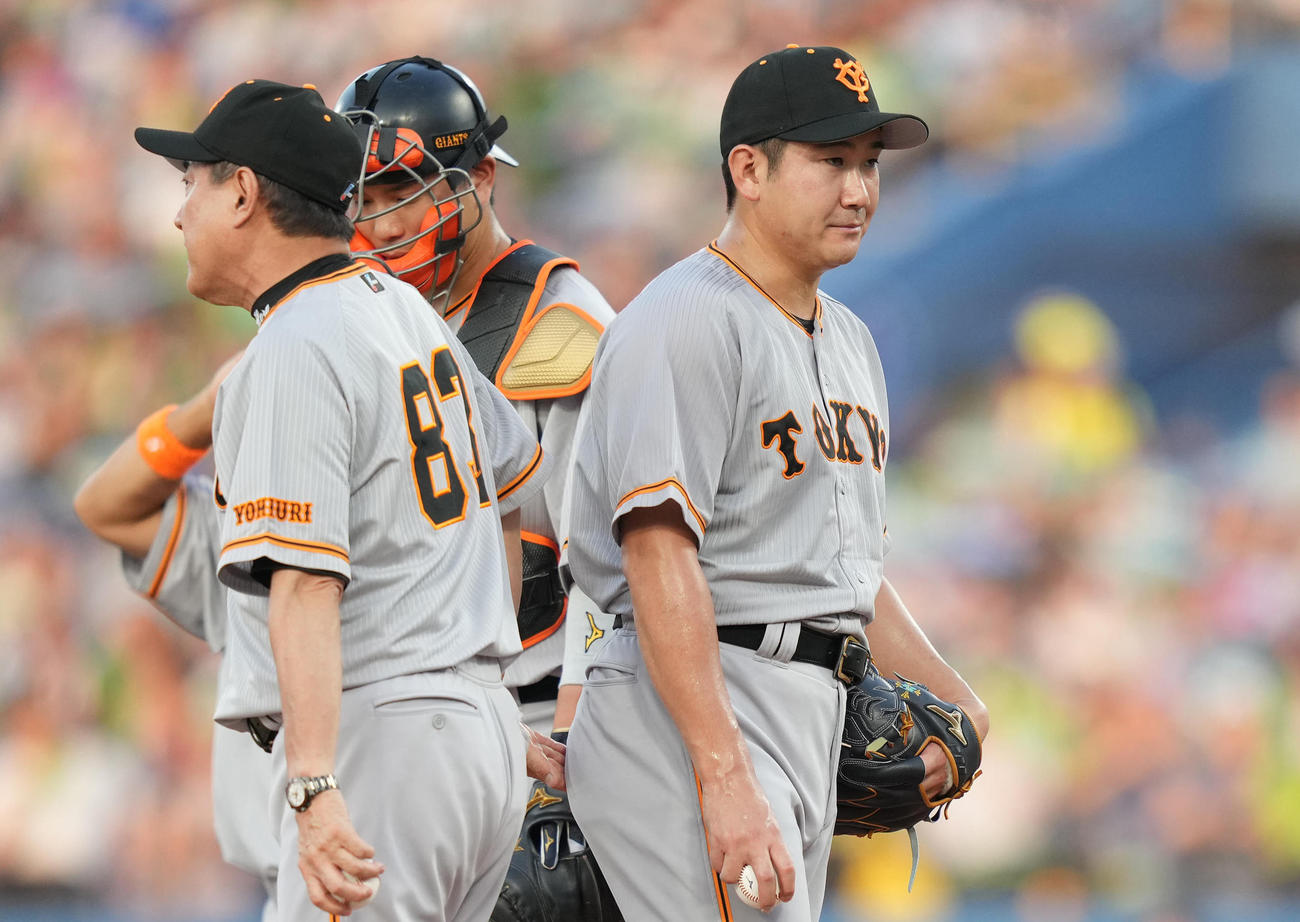 ヤクルト対巨人　1回途中、降板する巨人菅野（右）。左は原監督（撮影・鈴木みどり）