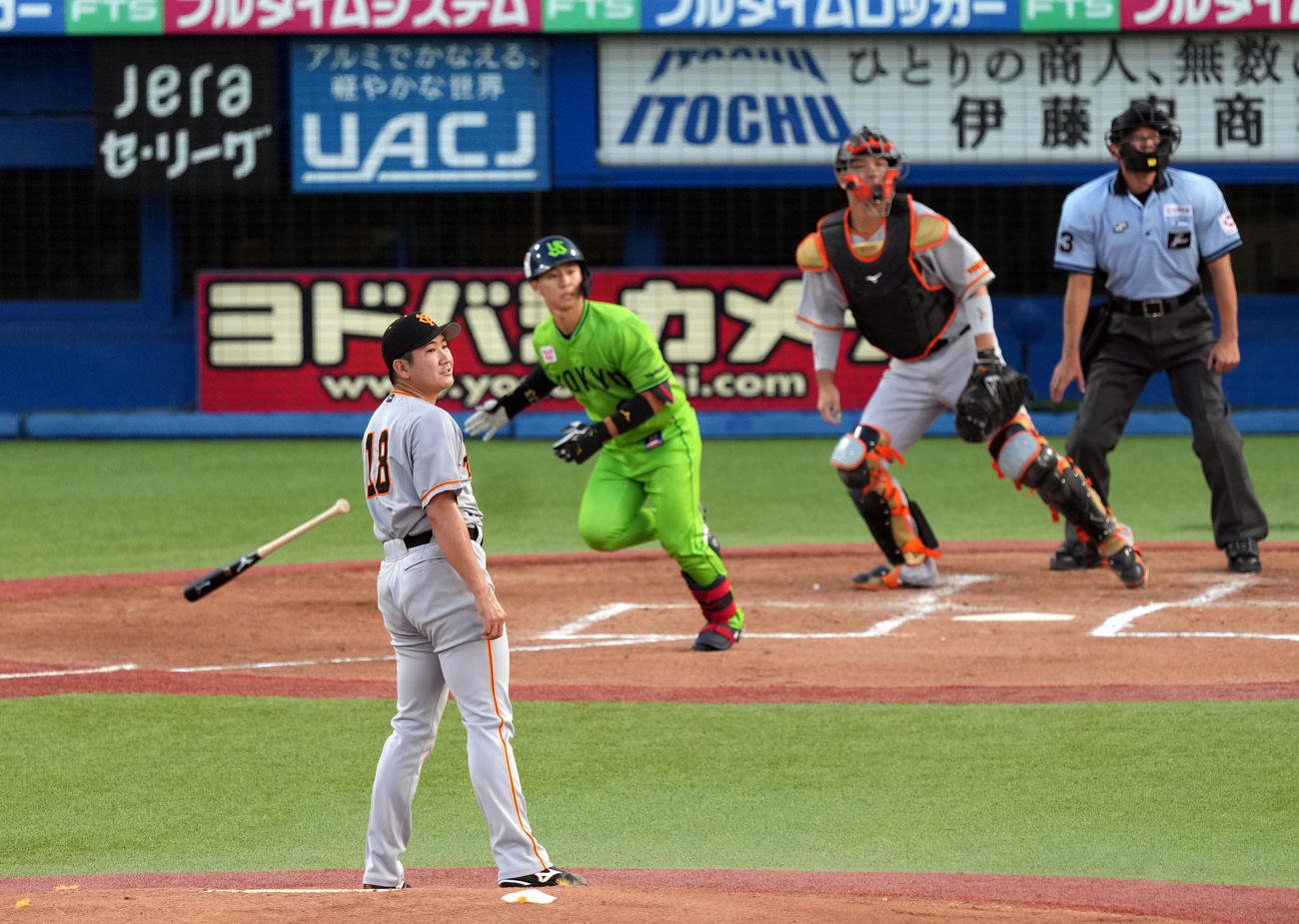 ヤクルト対巨人　1回裏ヤクルト1死二塁、内山に2点本塁打を浴びる菅野（撮影・狩俣裕三）