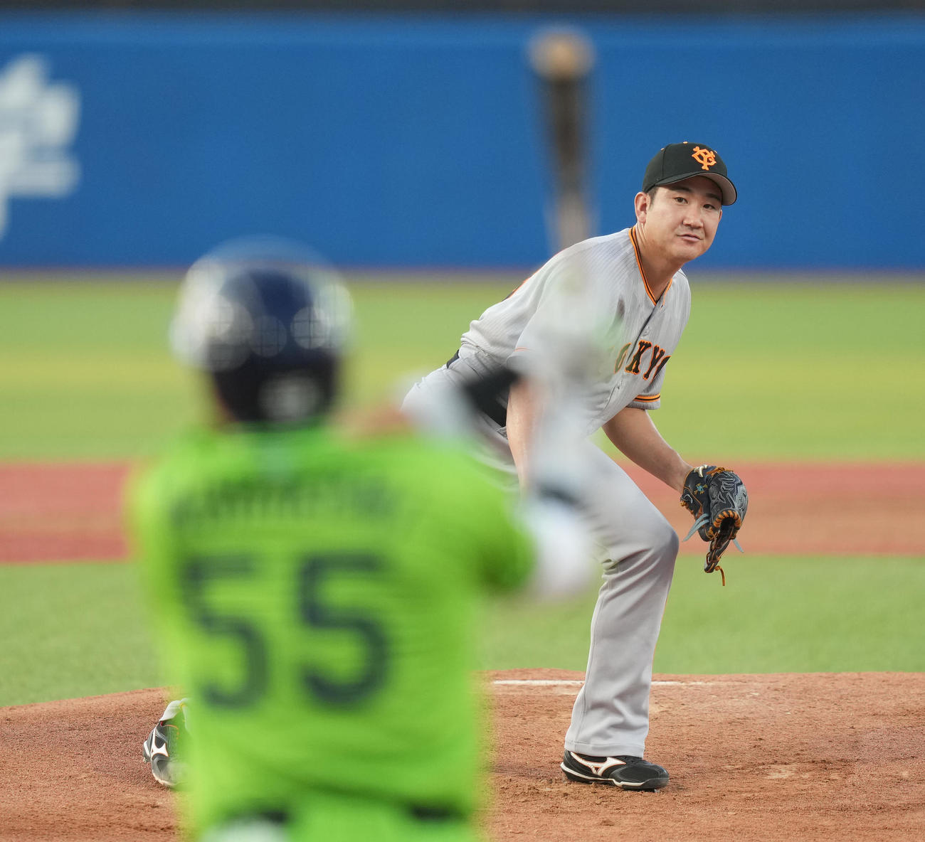 ヤクルト対巨人　1回裏ヤクルト無死二、三塁、村上に左中間への3点本塁打を浴びる菅野（撮影・鈴木みどり）