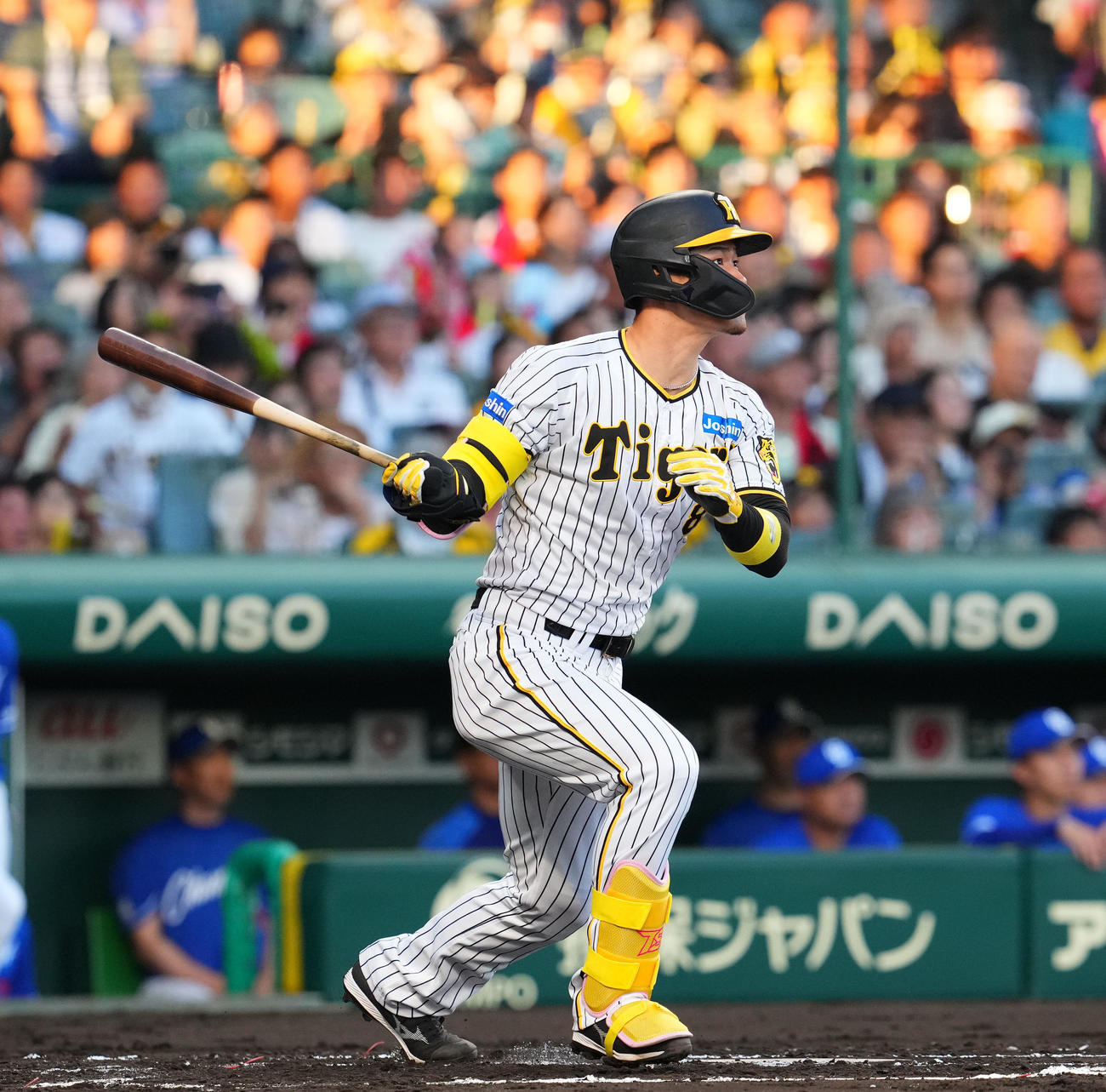 阪神対中日　1回裏阪神2死一、二塁、佐藤輝が右中間に先制の3点本塁打を放つ（撮影・藤尾明華）
