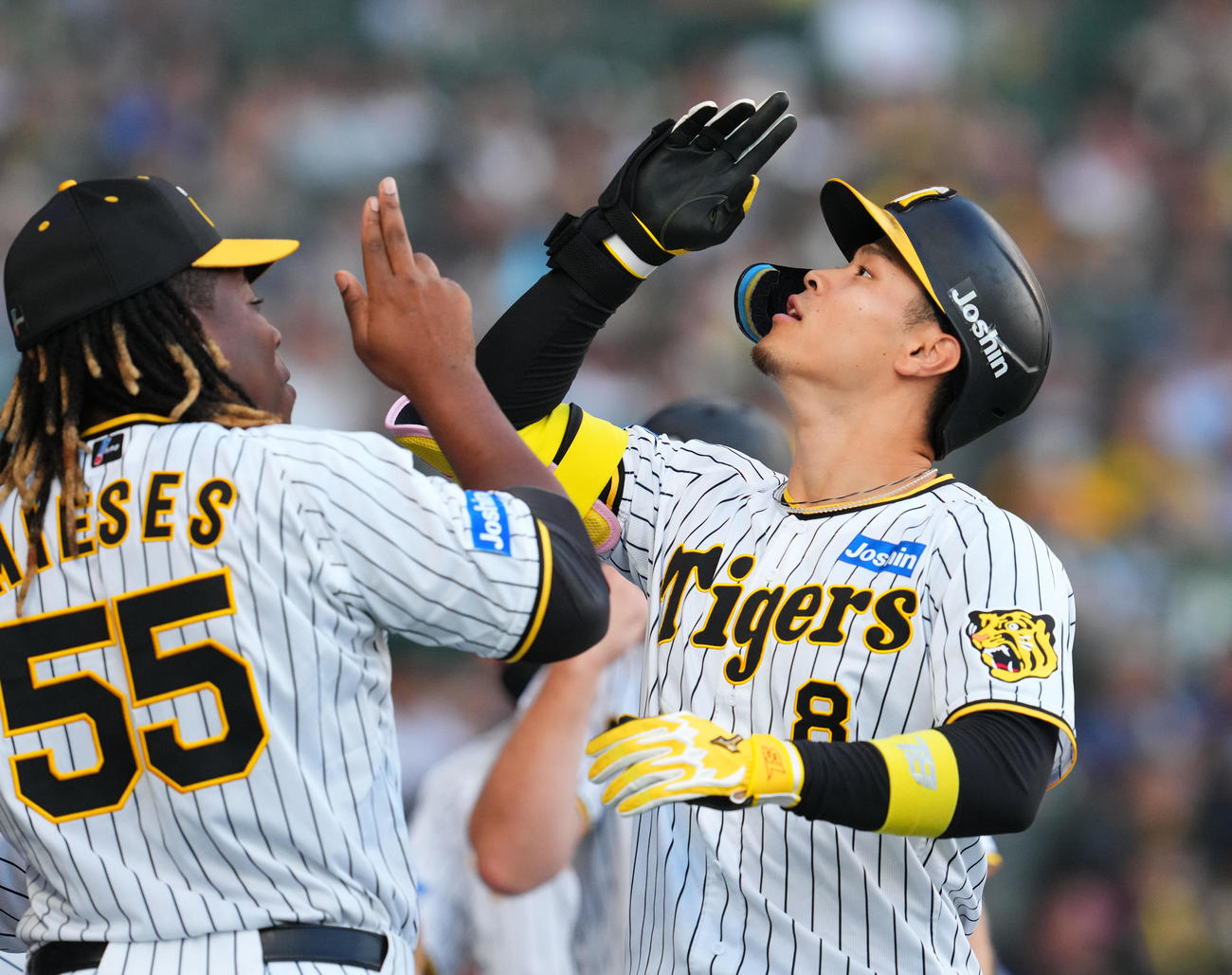 阪神対中日　1回裏阪神2死一、二塁、右中間に先制の3点本塁打を放ちポーズをとる佐藤輝（撮影・藤尾明華）