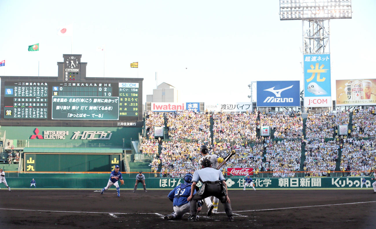 阪神対中日　1回裏阪神2死一、二塁、佐藤輝は右中間越え3点本塁打を放つ（撮影・上山淳一）