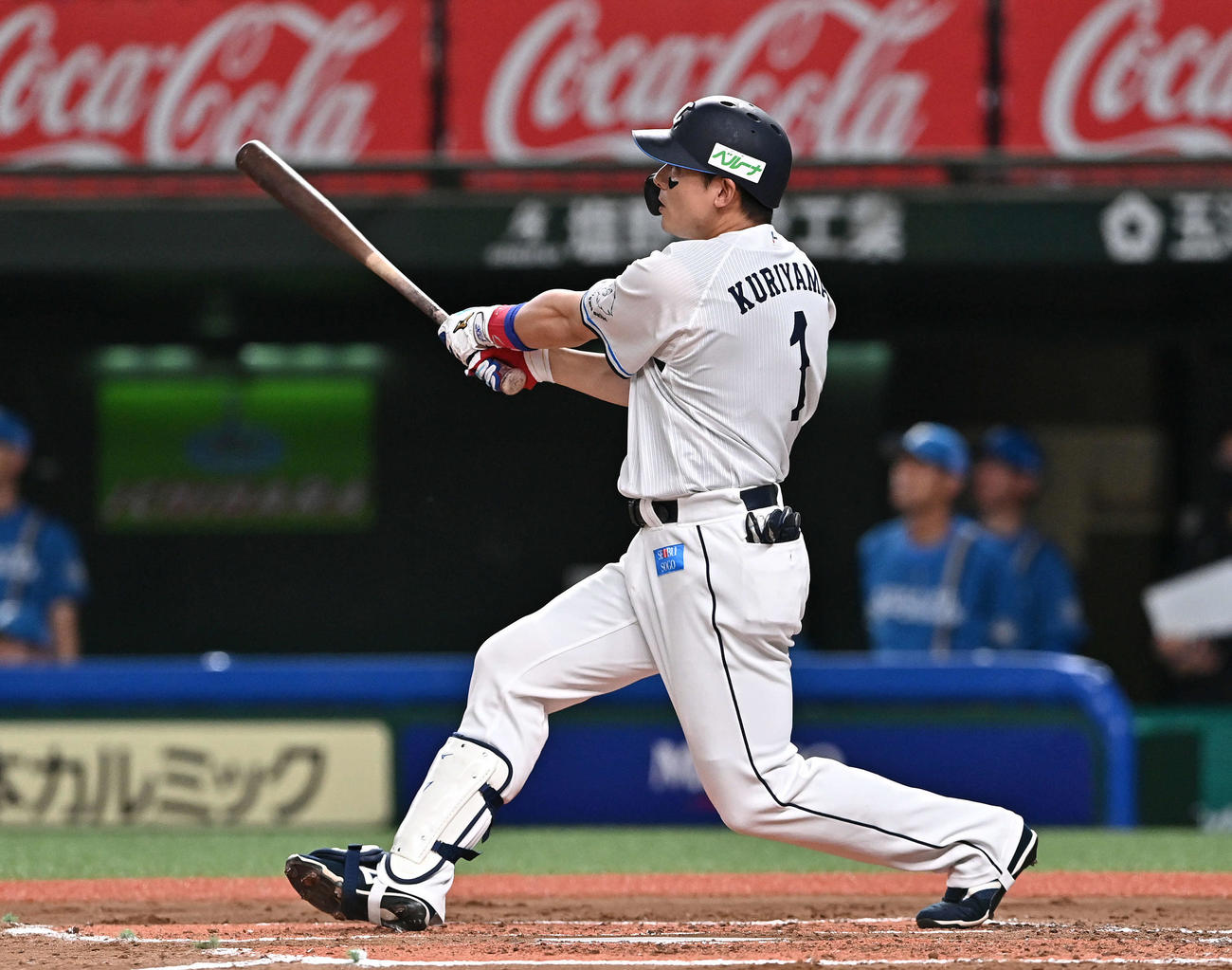西武対日本ハム　2回裏西武無死、栗山は右越えソロ本塁打を放つ（撮影・滝沢徹郎）