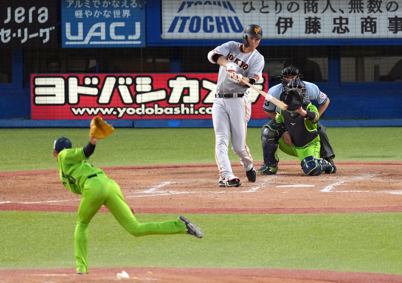 ヤクルト対巨人　3回表巨人1死一塁、2点本塁打を放つ秋広。投手市川（撮影・狩俣裕三）