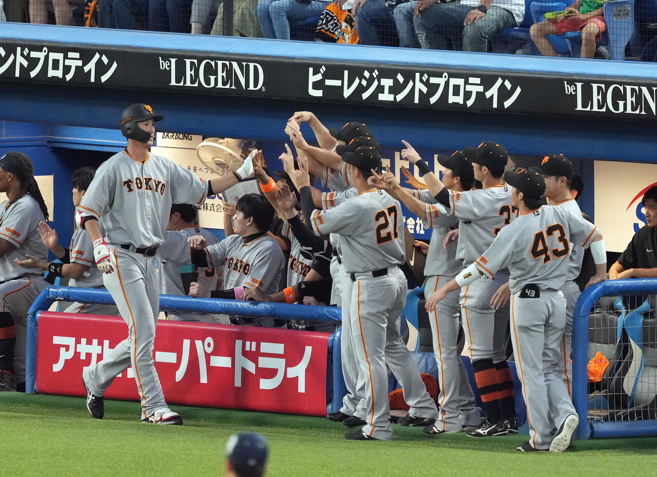 ヤクルト対巨人　3回表巨人1死一塁、2点本塁打を放ち、ベンチに迎えられる秋広（左）（撮影・狩俣裕三）