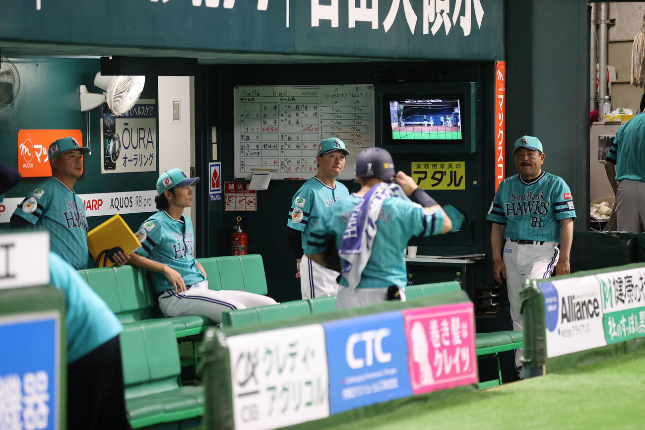 ソフトバンク対オリックス　連敗を抜け出せずに前半戦が終了。ベンチで選手を見送る藤本監督（撮影・梅根麻紀）