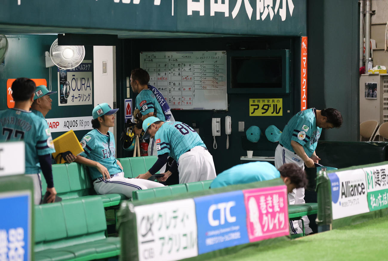 ソフトバンク対オリックス　連敗を抜け出せずに前半戦が終了。ベンチで選手を見送る藤本監督（撮影・梅根麻紀）