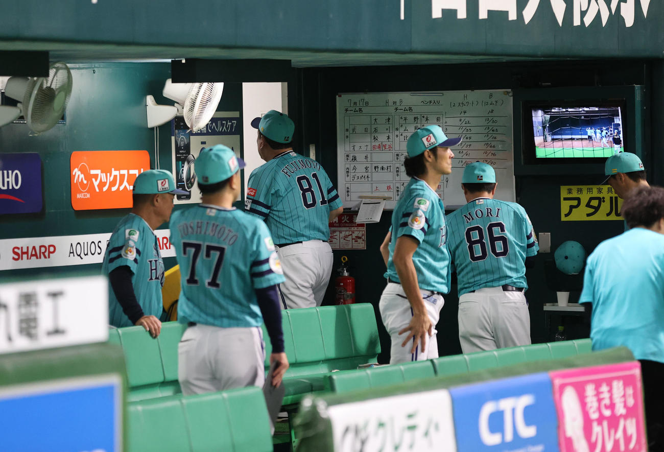 ソフトバンク対オリックス　連敗を抜け出せずに前半戦が終了。引きあげる藤本監督（撮影・梅根麻紀）