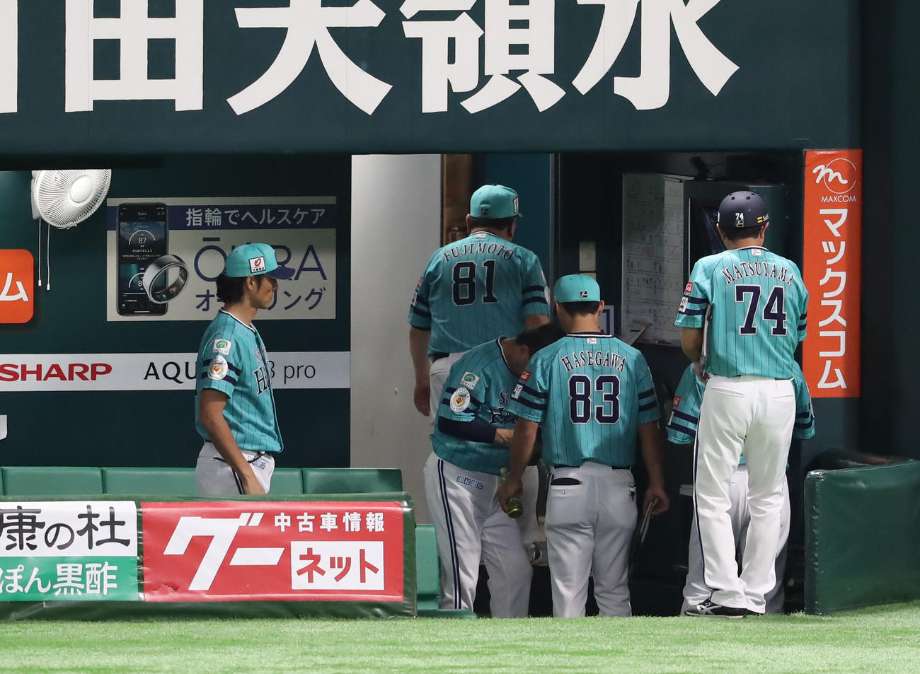 ソフトバンク対オリックス　27年ぶり9連敗を喫し引き揚げる藤本監督（撮影・冨田成美）
