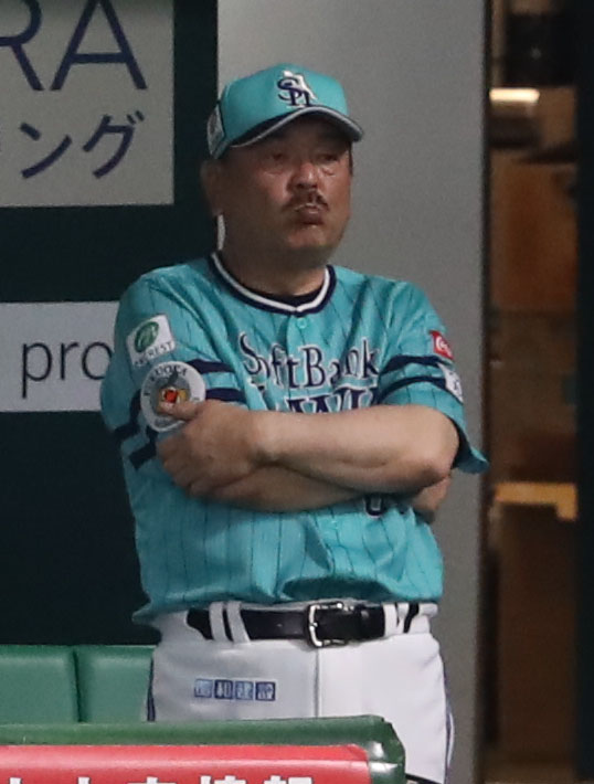ソフトバンク対オリックス　9回裏、渋い表情で試合を見つめる藤本監督（撮影・冨田成美）