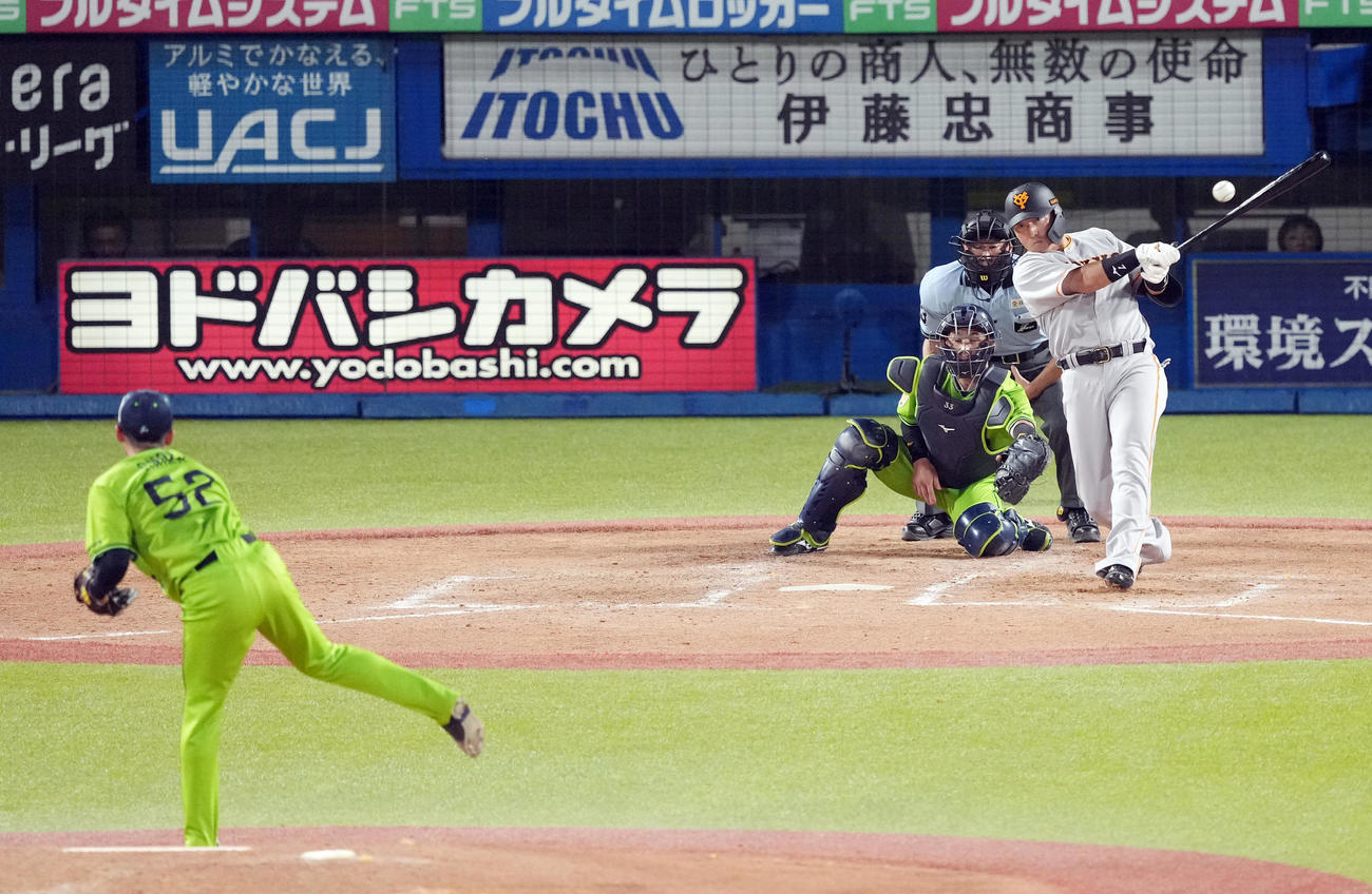 ヤクルト対巨人　3回表巨人2死満塁、適時打を放つ長野。投手尾仲（撮影・狩俣裕三）