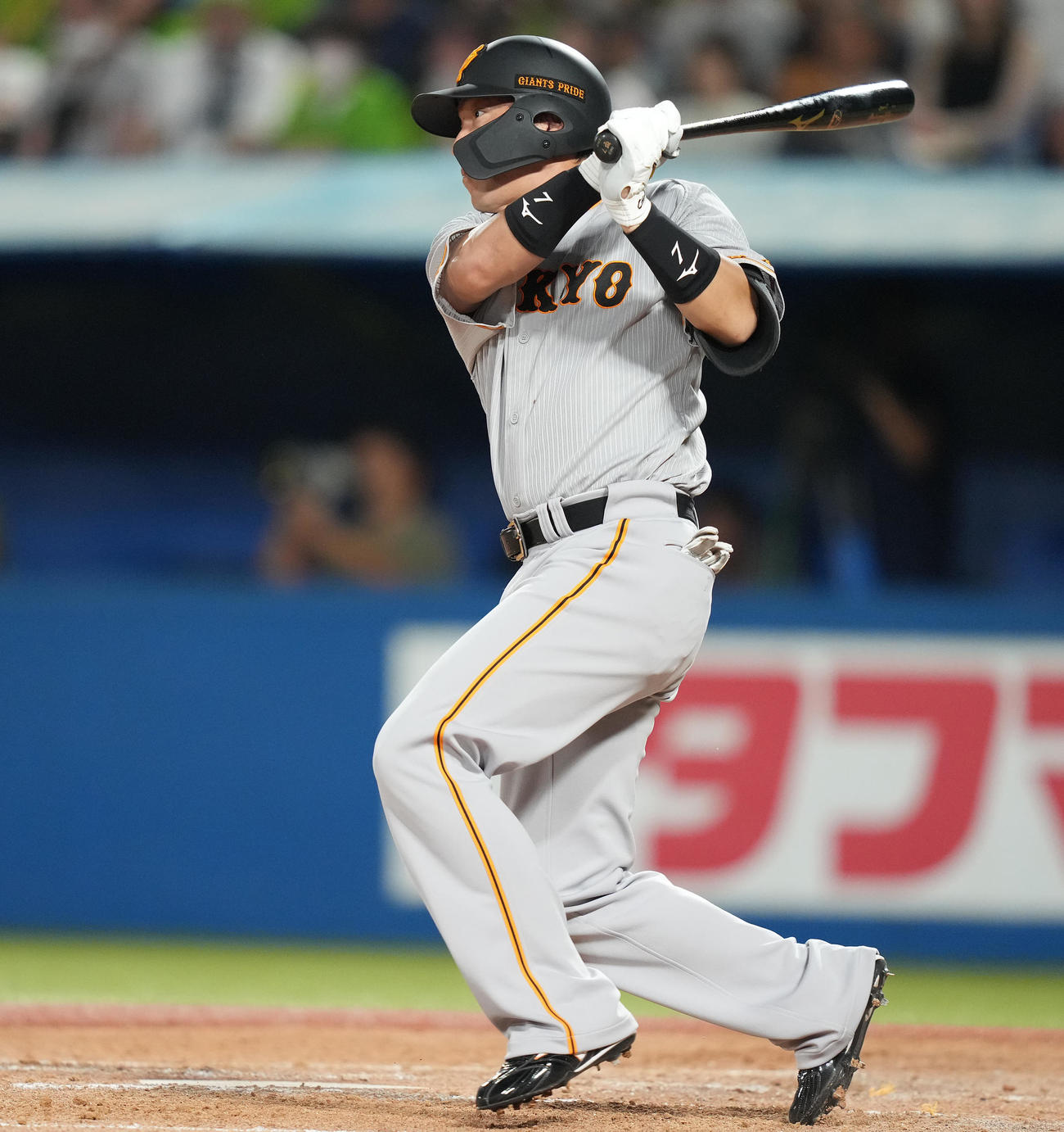 ヤクルト対巨人　3回表巨人2死満塁、左前適時打を放つ長野（撮影・鈴木みどり）