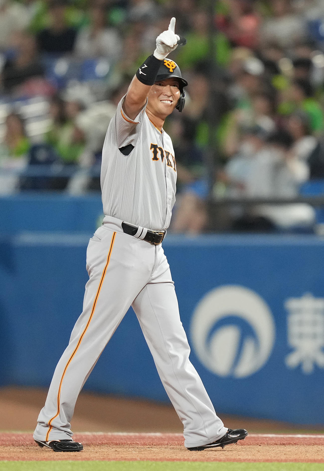 ヤクルト対巨人　3回表巨人2死満塁、左前適時打を放った長野はベンチに向かってポーズ（撮影・鈴木みどり）