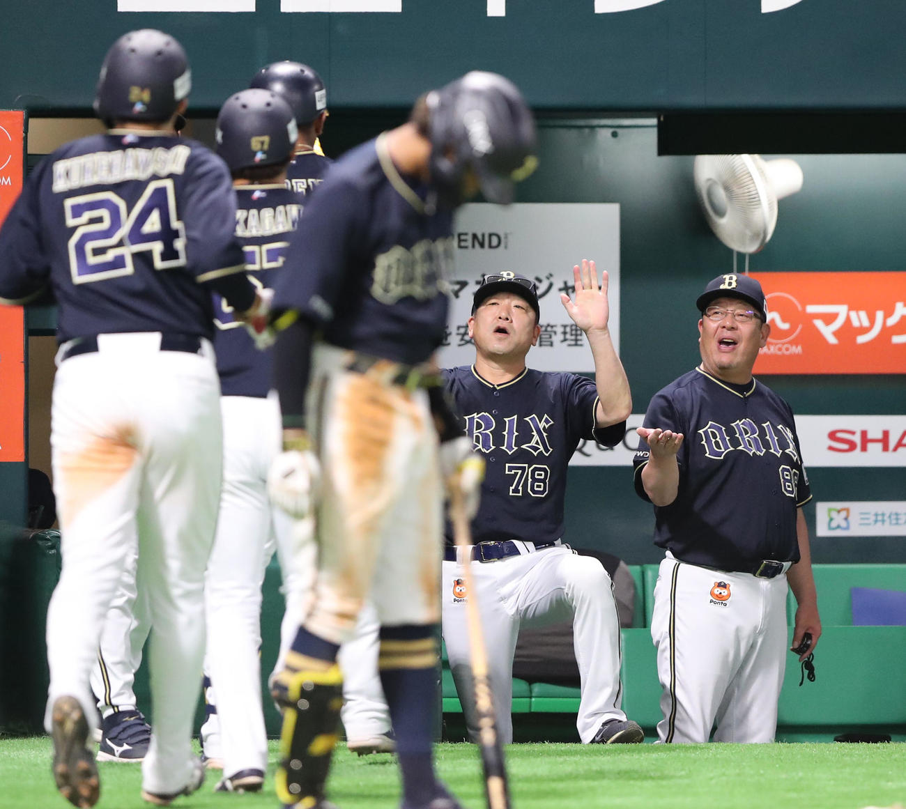 ソフトバンク対オリックス　6回表オリックス1死一、二塁、中嶋監督（中央）は右越え先制3点本塁打を放ったセデーニョを迎える（撮影・梅根麻紀）