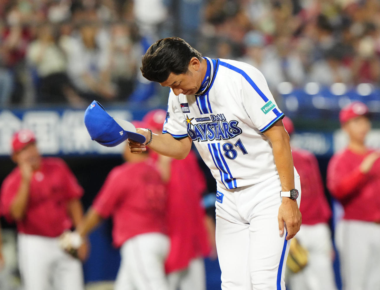 DeNA対広島　試合後、あいさつするDeNA三浦監督（撮影・江口和貴）