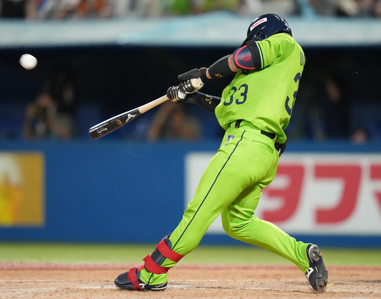 ヤクルト対巨人　4回裏ヤクルト2死満塁、左中間に満塁本塁打を放つ内山（撮影・鈴木みどり）