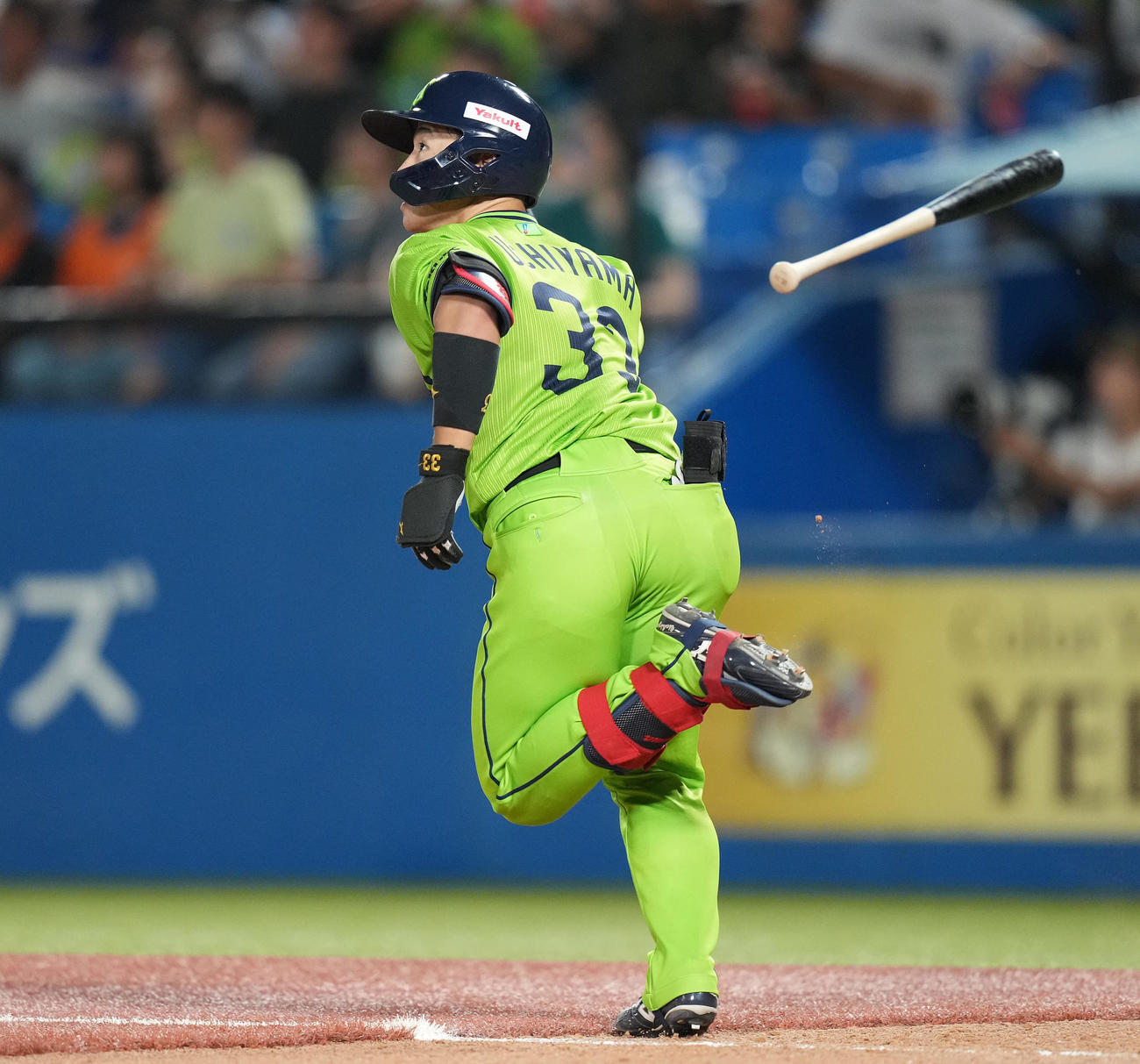 ヤクルト対巨人　4回裏ヤクルト2死満塁、左中間に満塁本塁打を放つ内山（撮影・鈴木みどり）