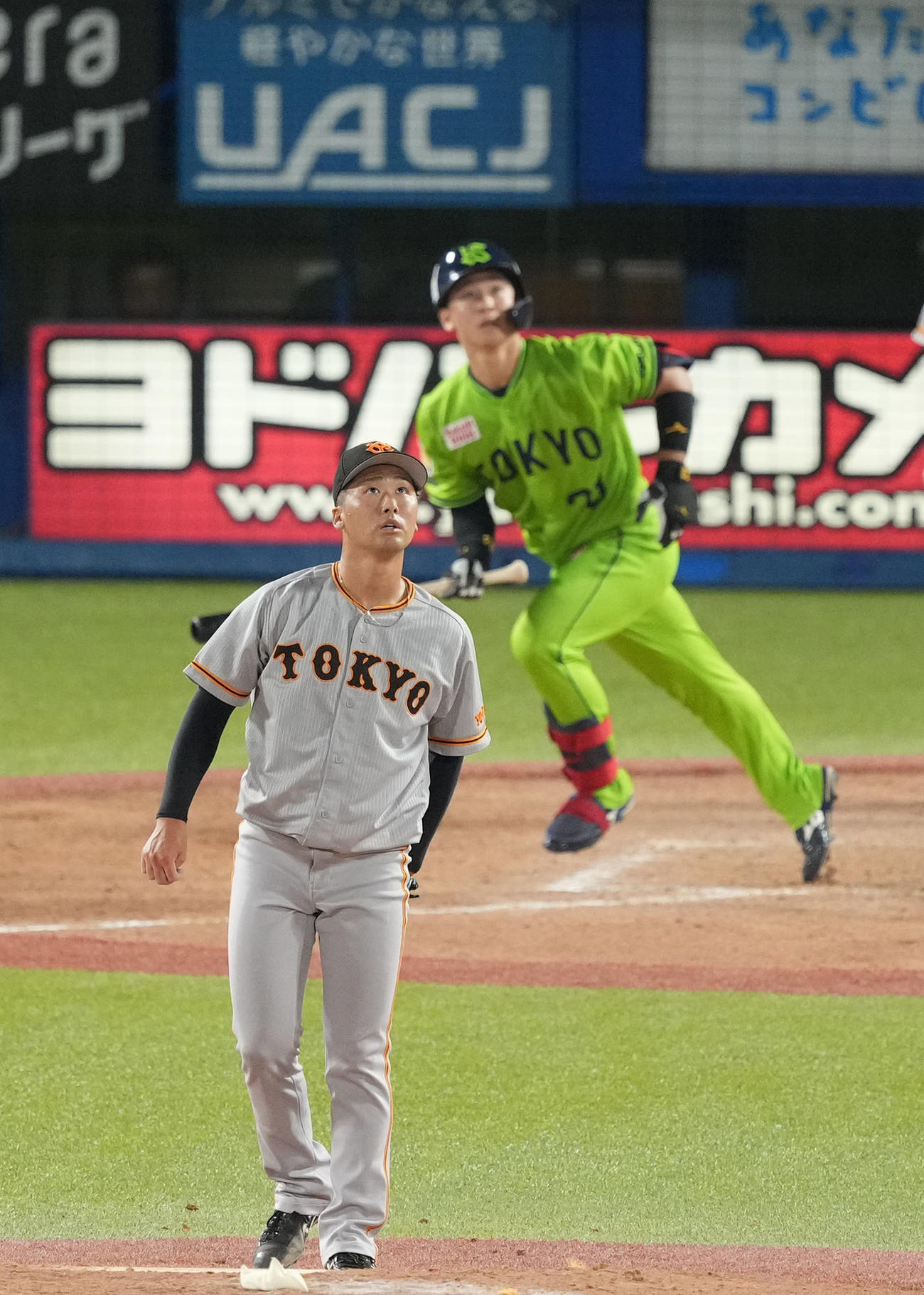 ヤクルト対巨人　4回裏ヤクルト2死満塁、内山に満塁本塁打を浴びる船迫（撮影・狩俣裕三）