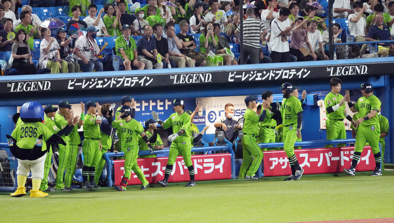 ヤクルト対巨人　4回裏ヤクルト2死満塁、満塁本塁打を放ち、チームメートたちとタッチを交わす内山（左）（撮影・狩俣裕三）