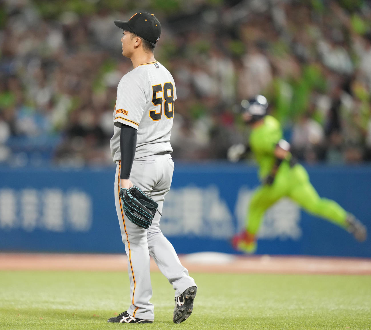 ヤクルト対巨人　4回裏ヤクルト2死満塁、内山に満塁本塁打を浴びる船迫（撮影・鈴木みどり）