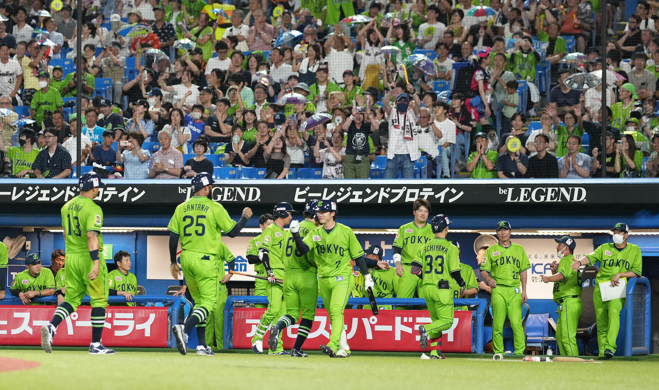 ヤクルト対巨人　4回裏ヤクルト2死満塁、左中間に満塁本塁打を放った内山を迎える高津監督（右から3人目）らベンチ（撮影・鈴木みどり）