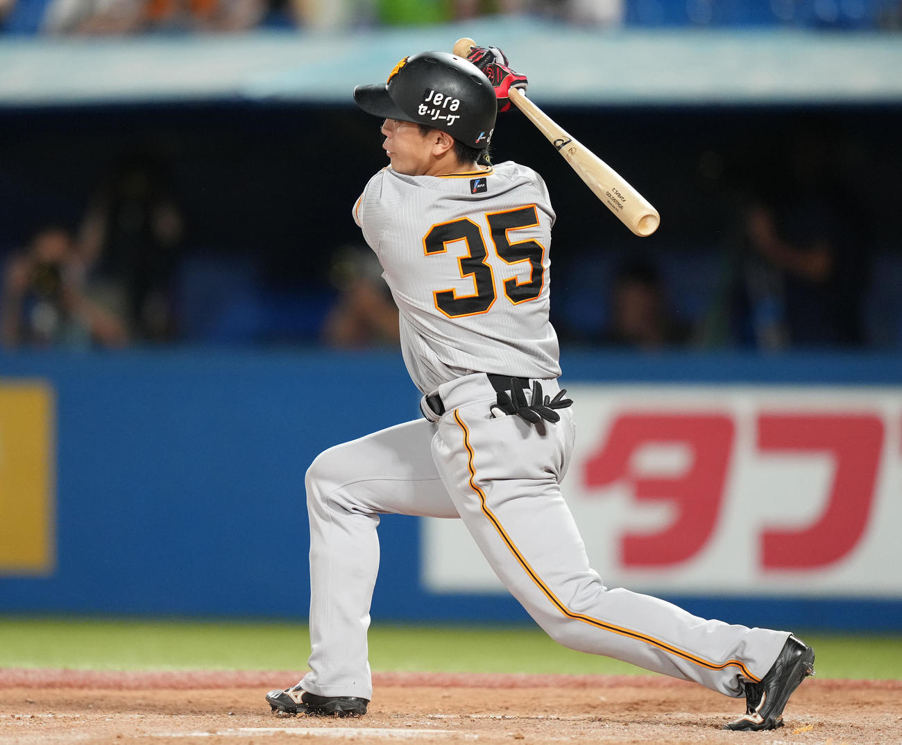 ヤクルト対巨人　5回表巨人無死、右越えソロ本塁打を放つ門脇（撮影・鈴木みどり）