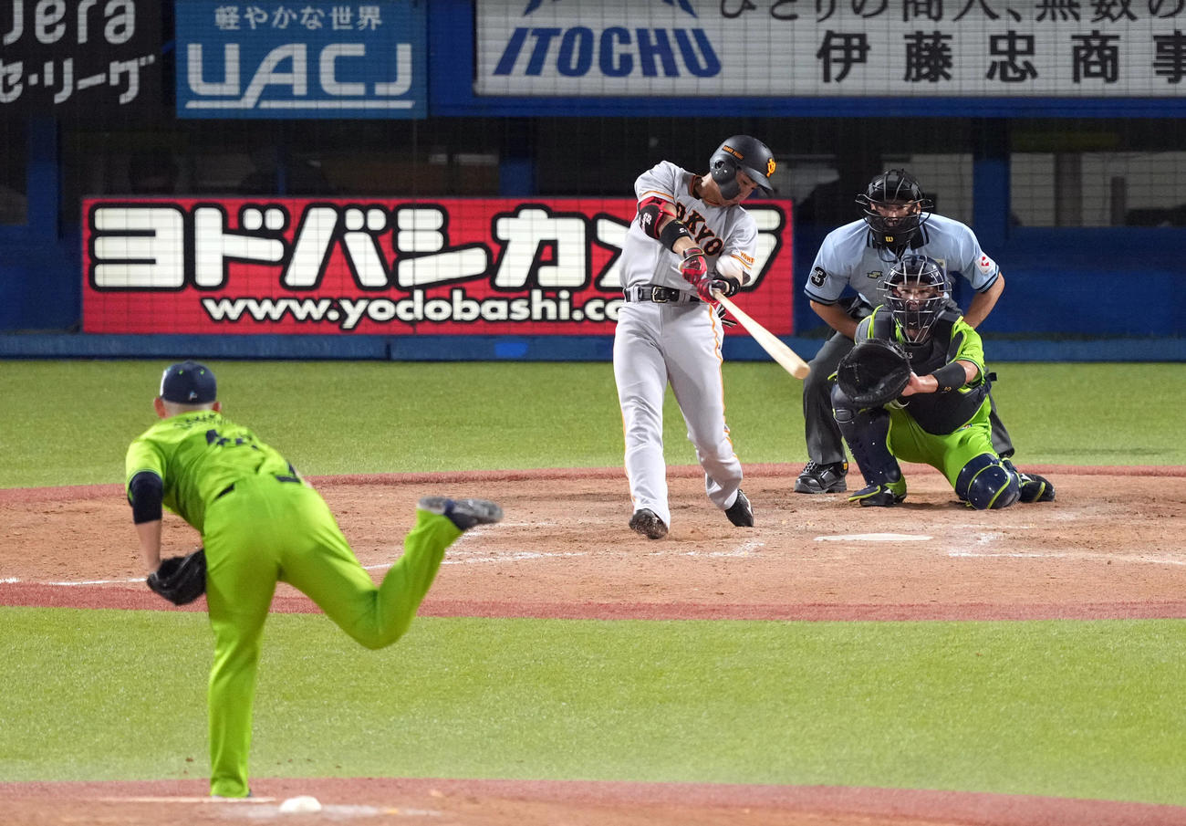 ヤクルト対巨人　5回表巨人無死、ソロ本塁打を放つ門脇。投手大西（撮影・狩俣裕三）
