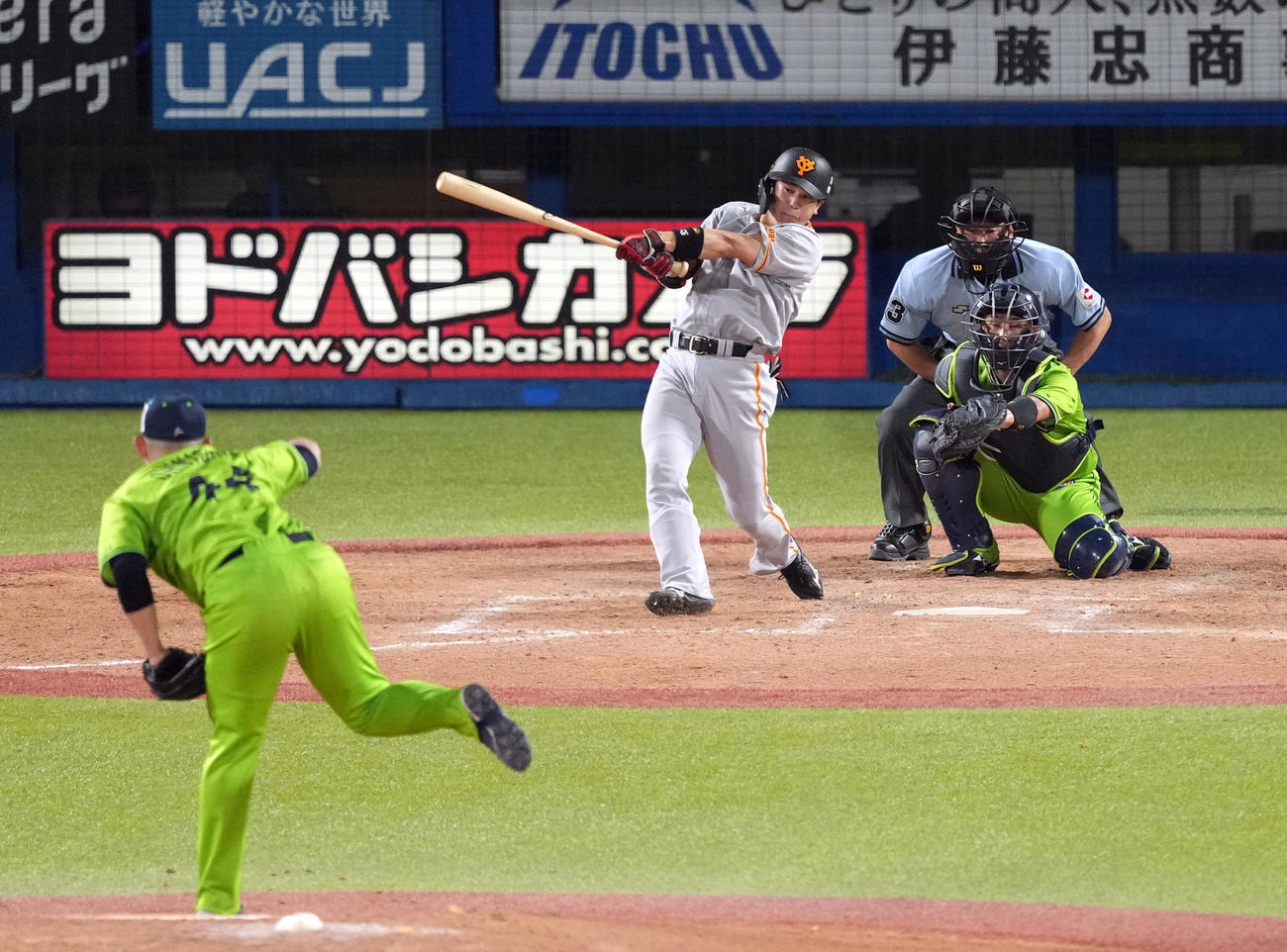 ヤクルト対巨人　5回表巨人無死、ソロ本塁打を放つ門脇。投手大西（撮影・狩俣裕三）