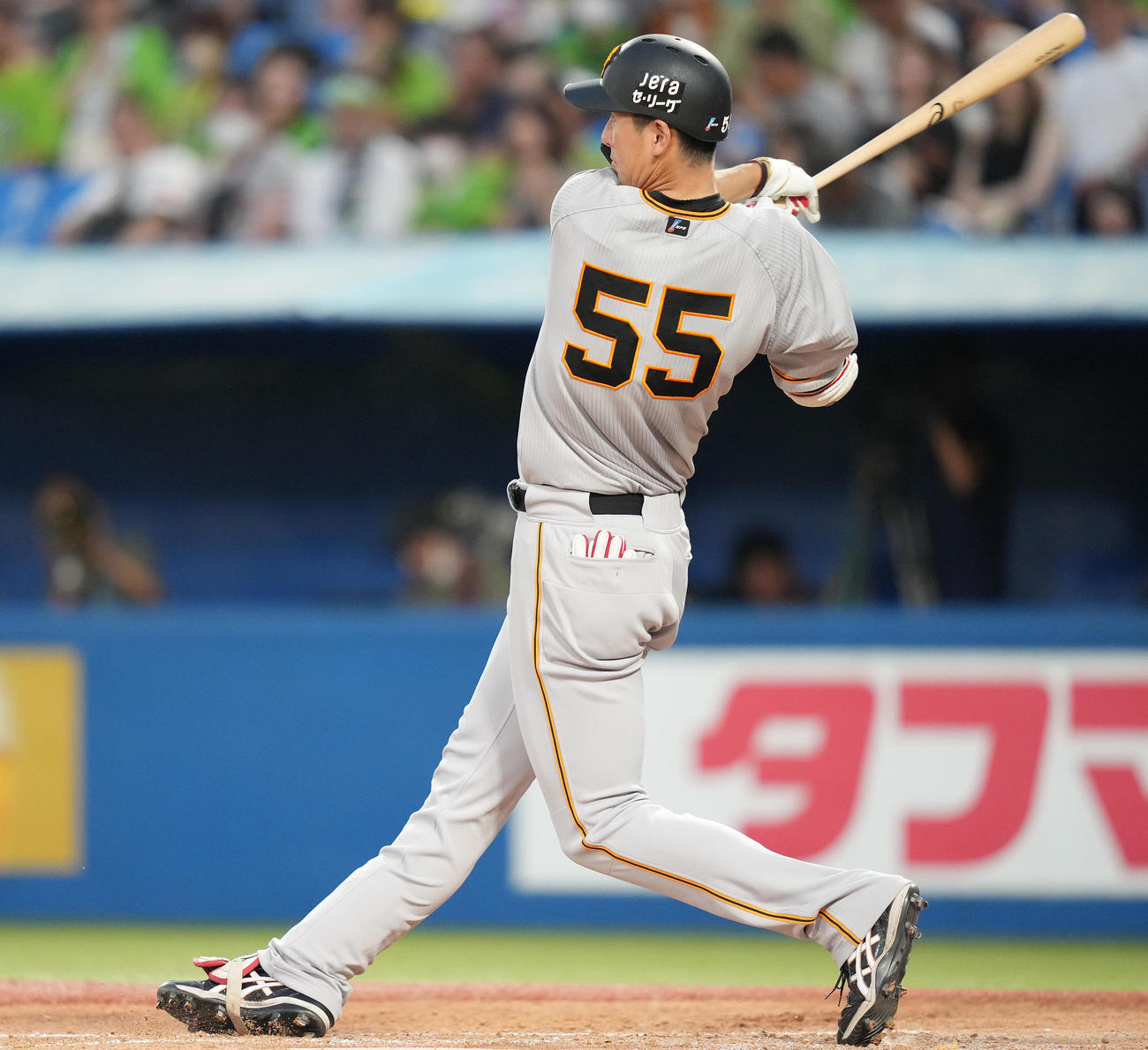 ヤクルト対巨人　3回表巨人1死一塁、右越え2点本塁打を放つ秋広（撮影・鈴木みどり）