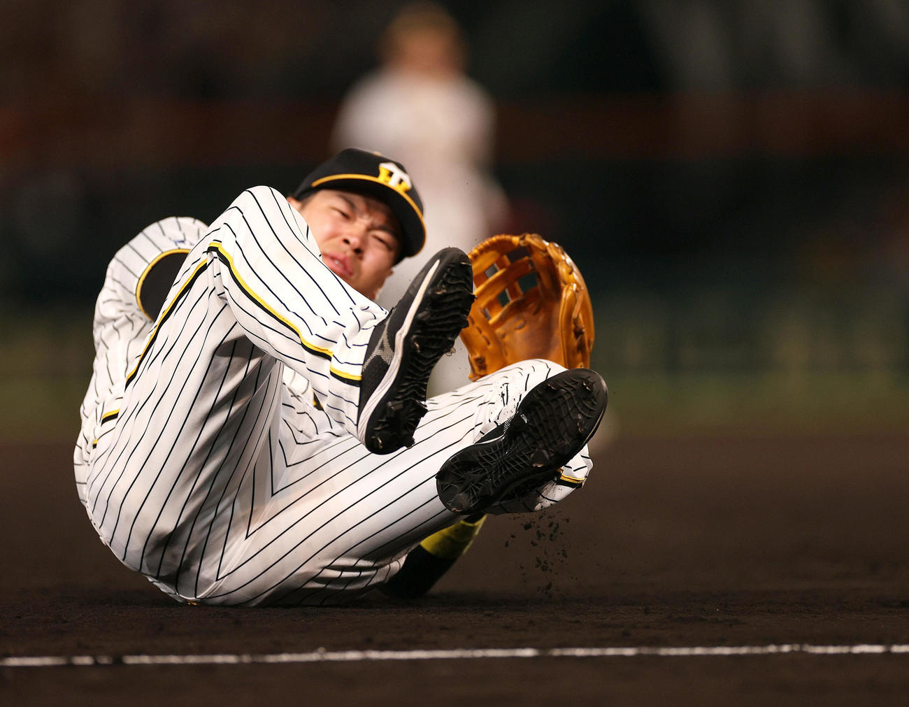 阪神対中日　7回表中日無死、三塁手佐藤輝は代打福永の強襲安打で倒れる（撮影・上山淳一）