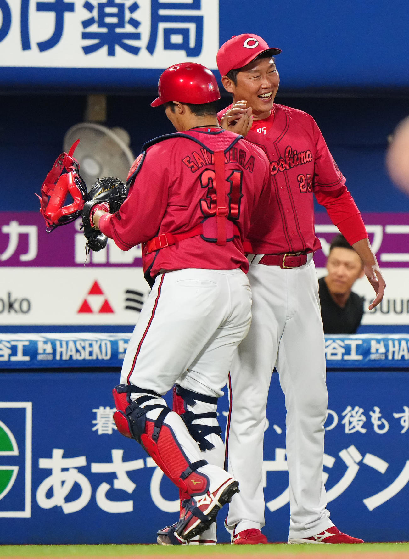 DeNA対広島　試合後、勝利し広島坂倉（左）とタッチを交わす新井監督（撮影・江口和貴）