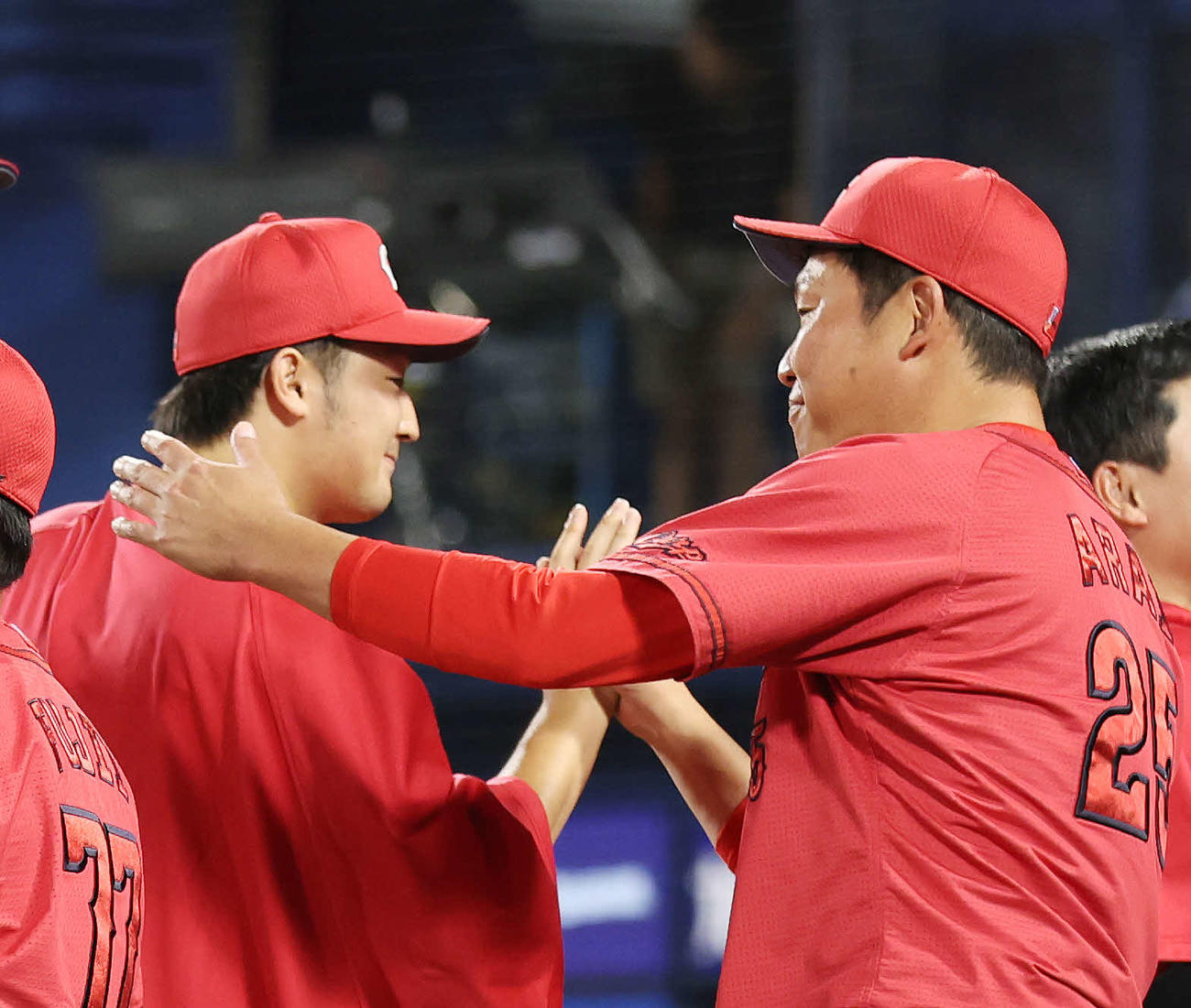 DeNA対広島　勝利のタッチを交わす広島床田（左）と新井監督（撮影・宮地輝）