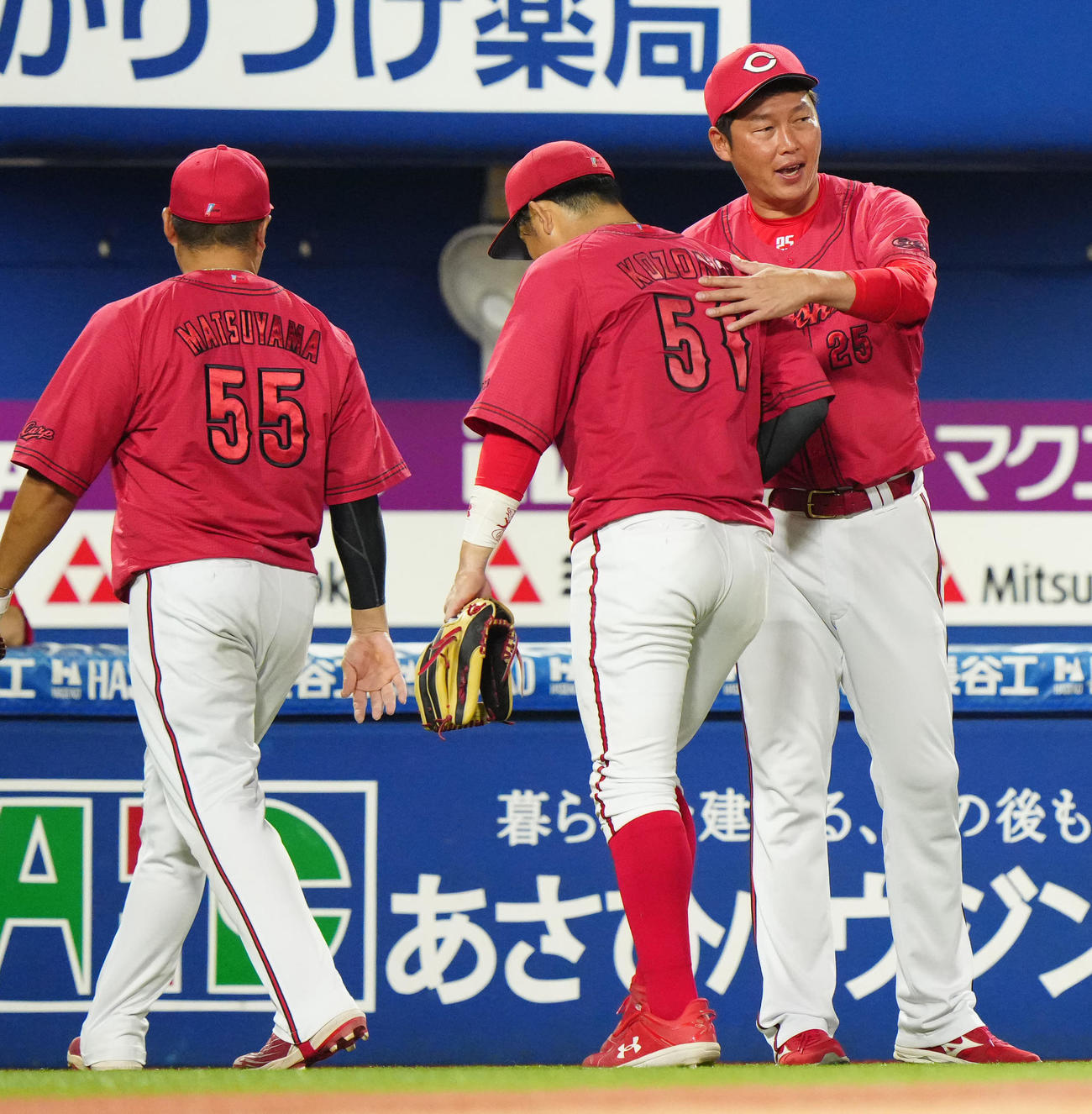 DeNA対広島　試合後、勝利し広島小園（中央）らを出迎える新井監督（撮影・江口和貴）