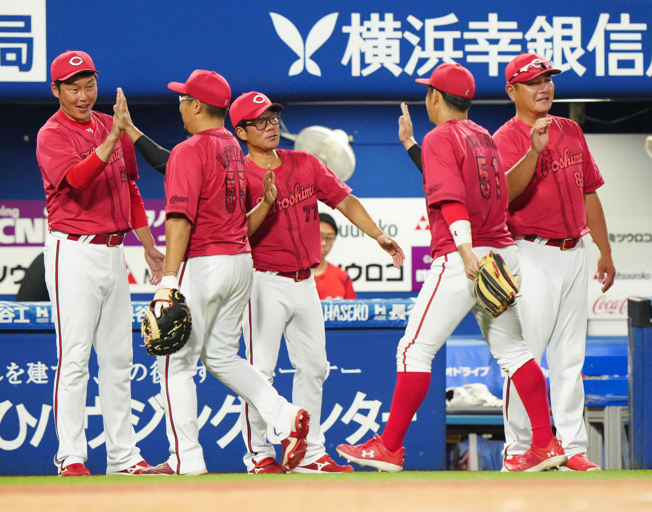 DeNA対広島　試合後、勝利し広島松山（左から2人目）ら選手たちとタッチを交わす新井監督（左端）（撮影・江口和貴）
