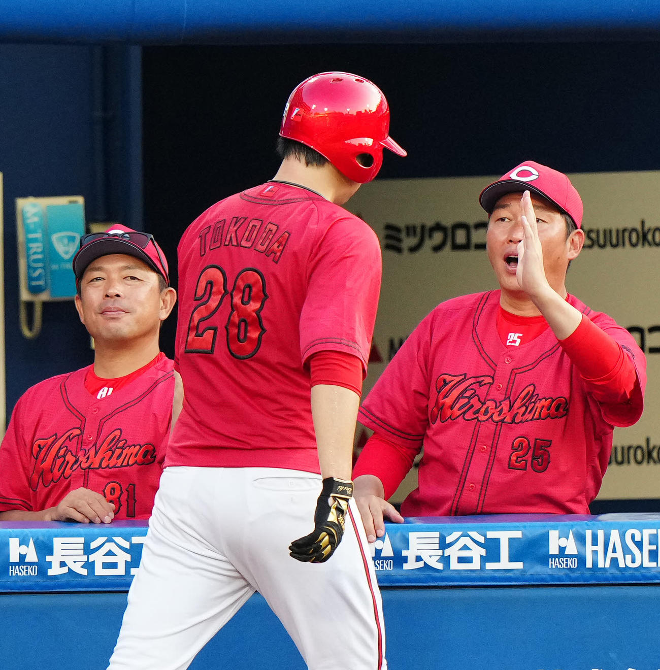 DeNA対広島　5回表広島無死二、三塁、野間の二ゴロで生還した床田（中央）とタッチを交わす新井監督（右）（撮影・江口和貴）