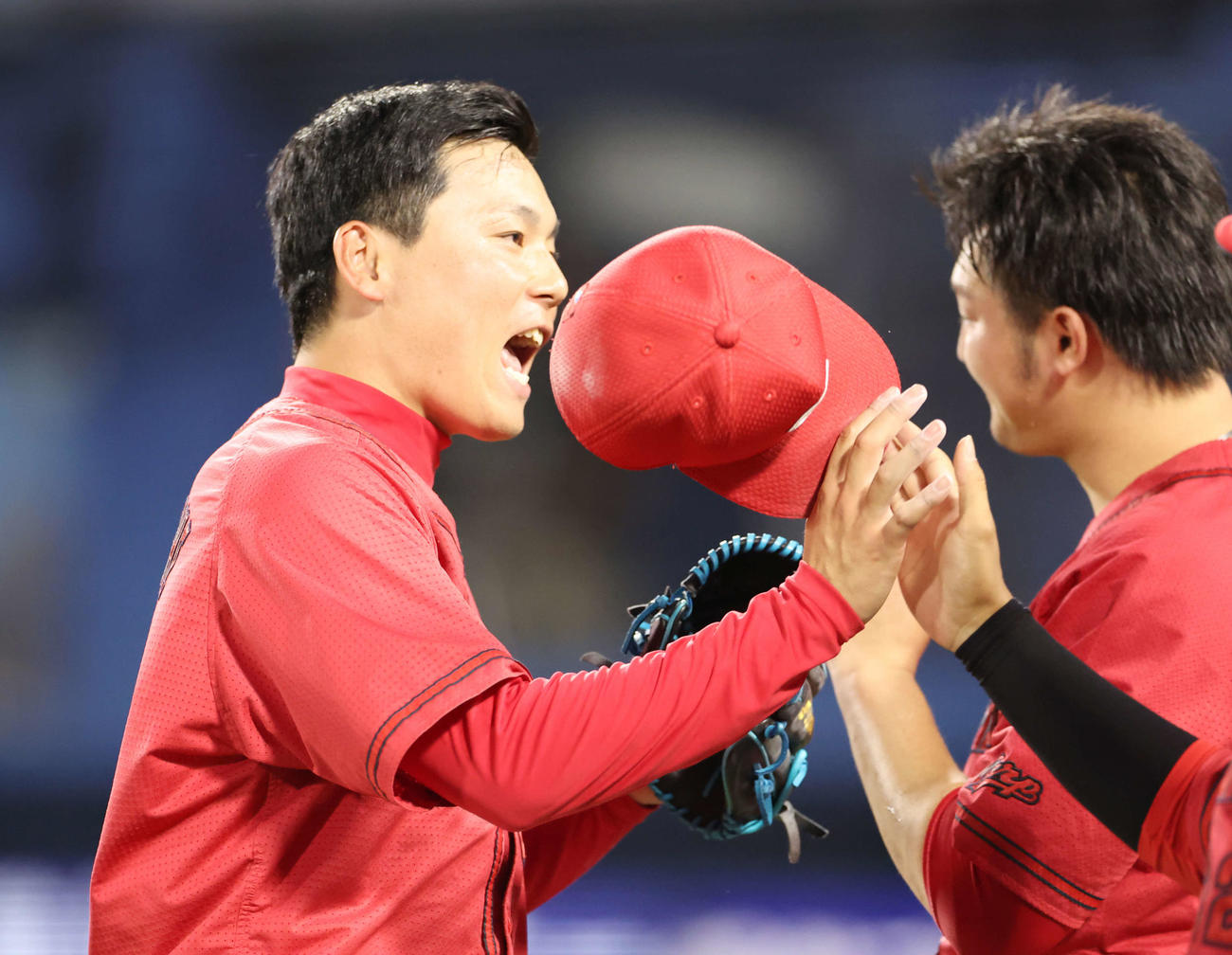 DeNA対広島　7回裏DeNA2死二塁、代打宮崎を空振り三振に仕留め、チームメートとタッチを交わす栗林（撮影・宮地輝）