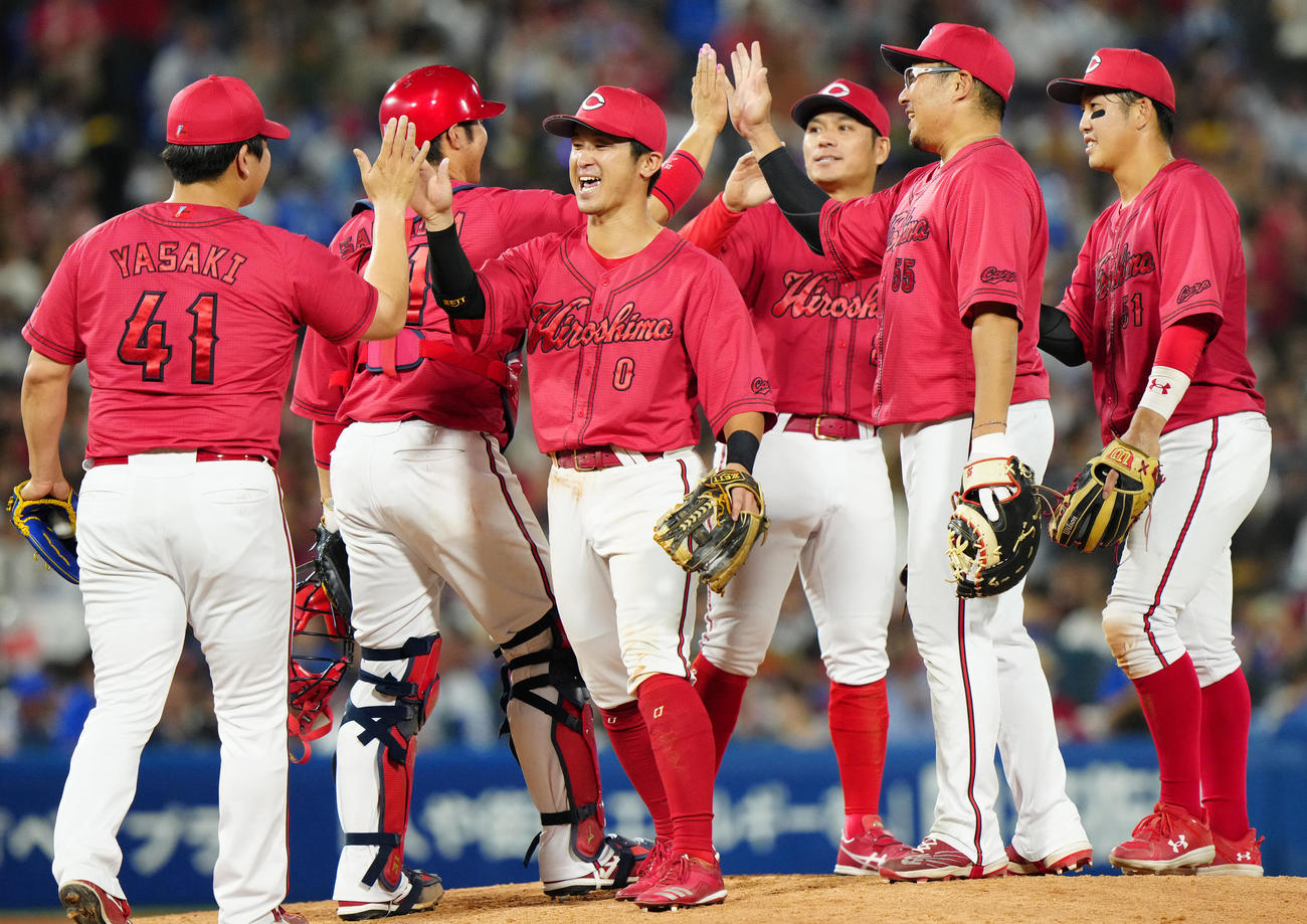 DeNA対広島　試合後、勝利のタッチを交わす広島の選手たち（撮影・江口和貴）