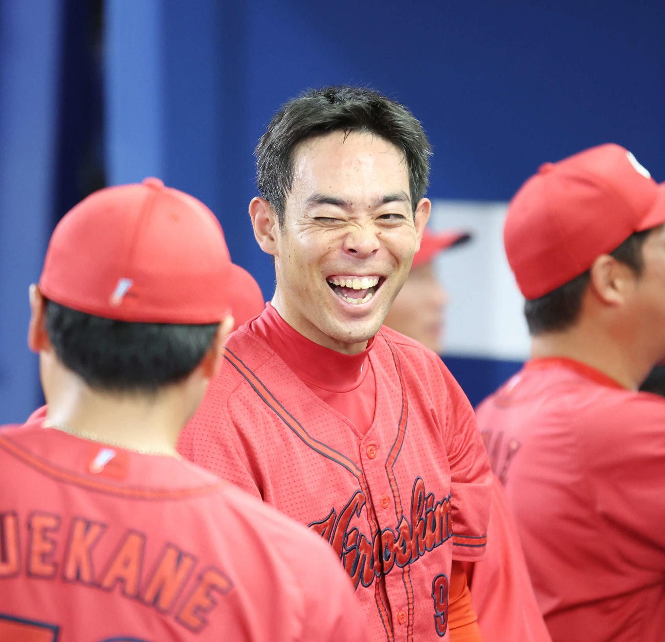DeNA対広島　勝利し、笑顔を見せる広島秋山（撮影・宮地輝）