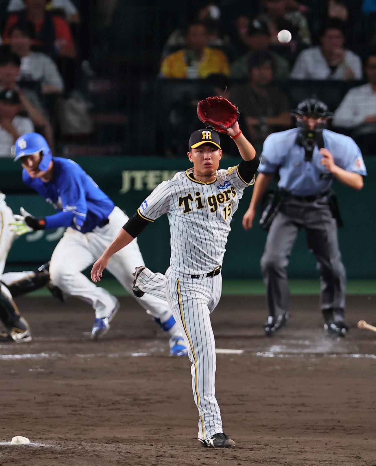 阪神対中日　5回表中日1死一塁、西純は石川昂の遊撃への打球にジャンプする（撮影・上田博志）